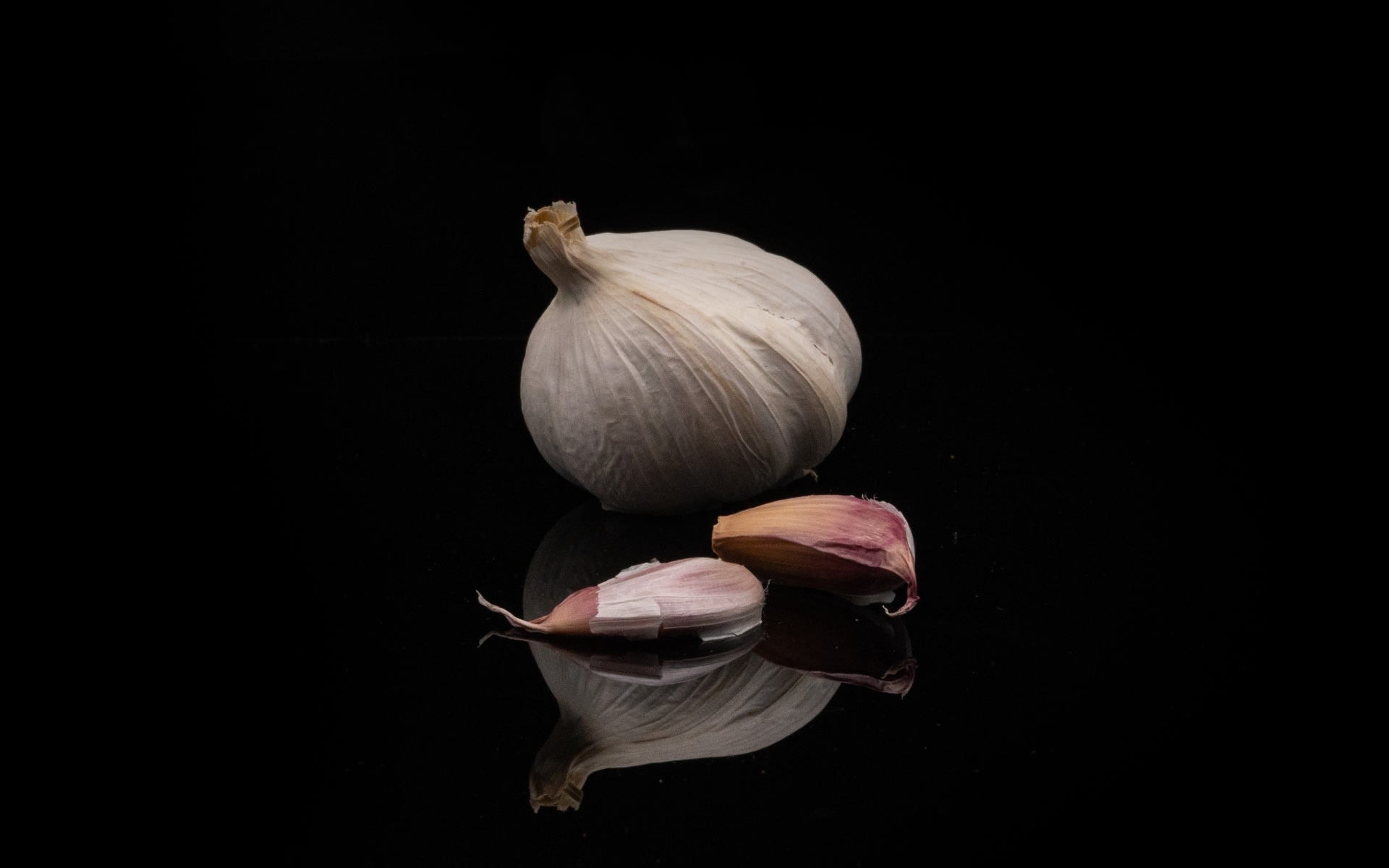 Головка чеснока на черном фоне