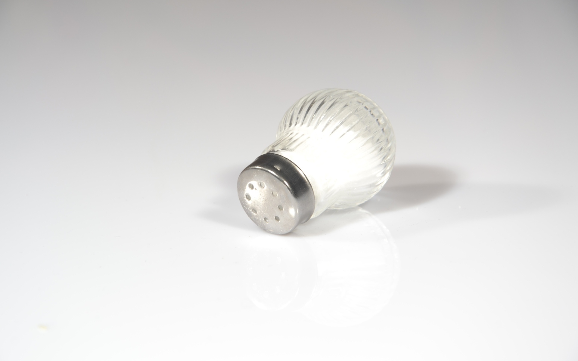 Баночка с солью на сером фоне