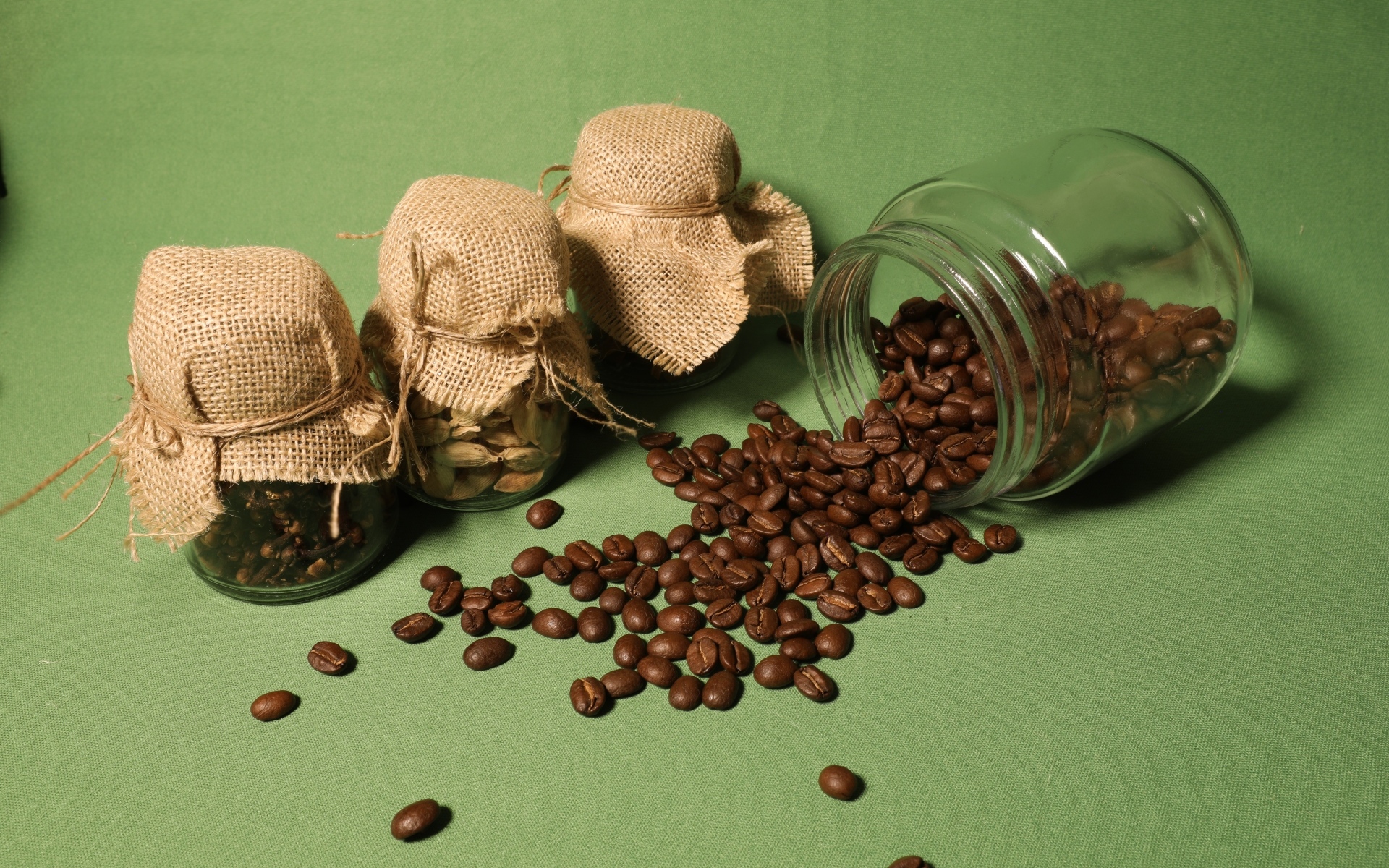 Баночки с жареными зернами кофе и специями