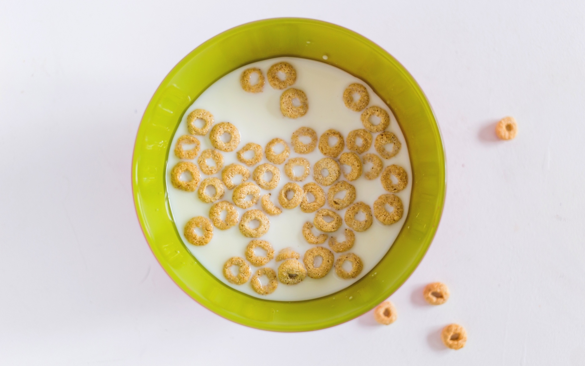 Молоко с хлопьями в миске