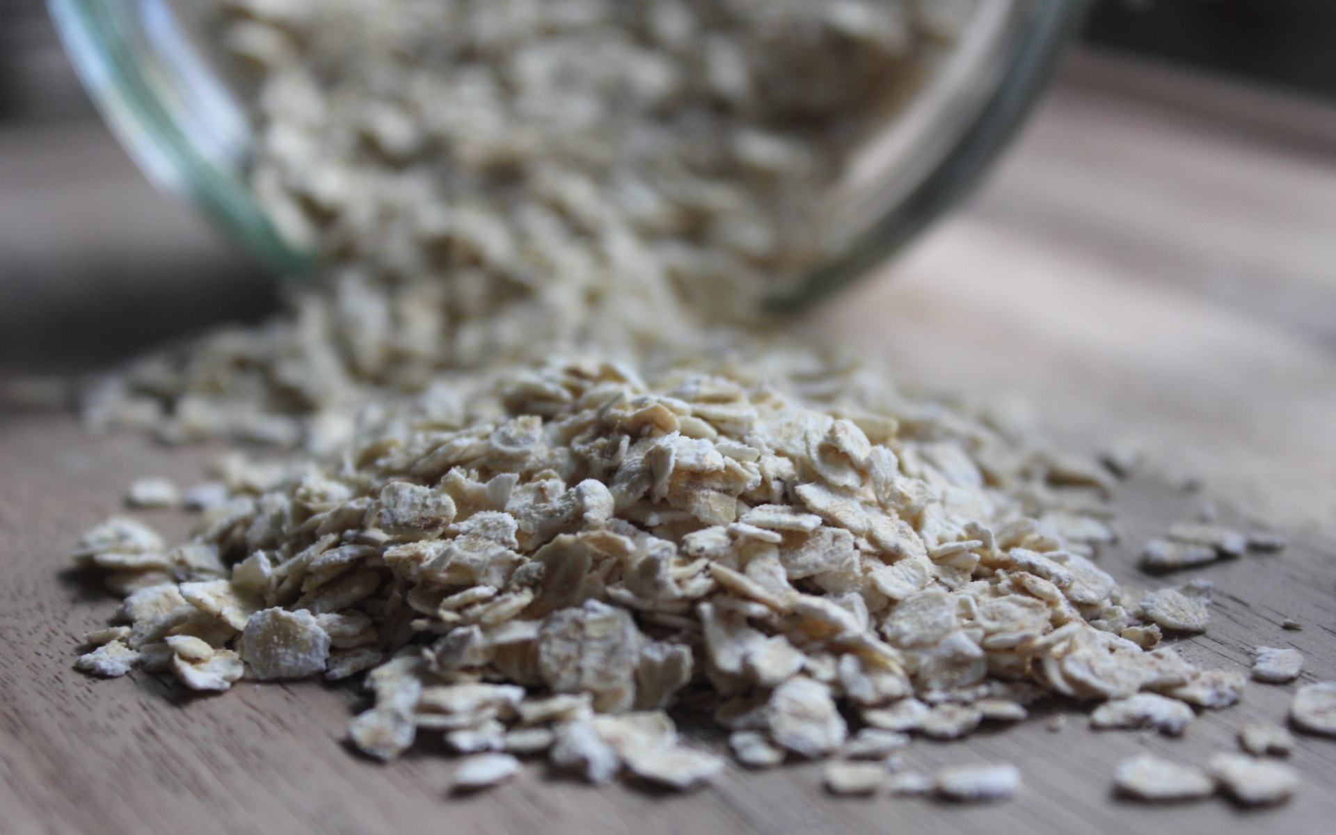 Овсяные хлопья рассыпаны на столе