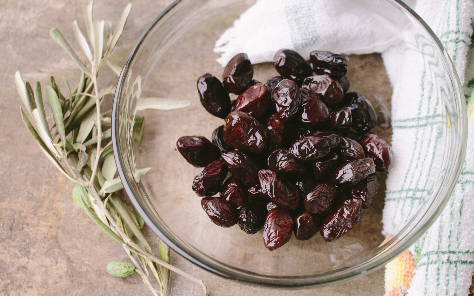 Оливки в стеклянной тарелке 