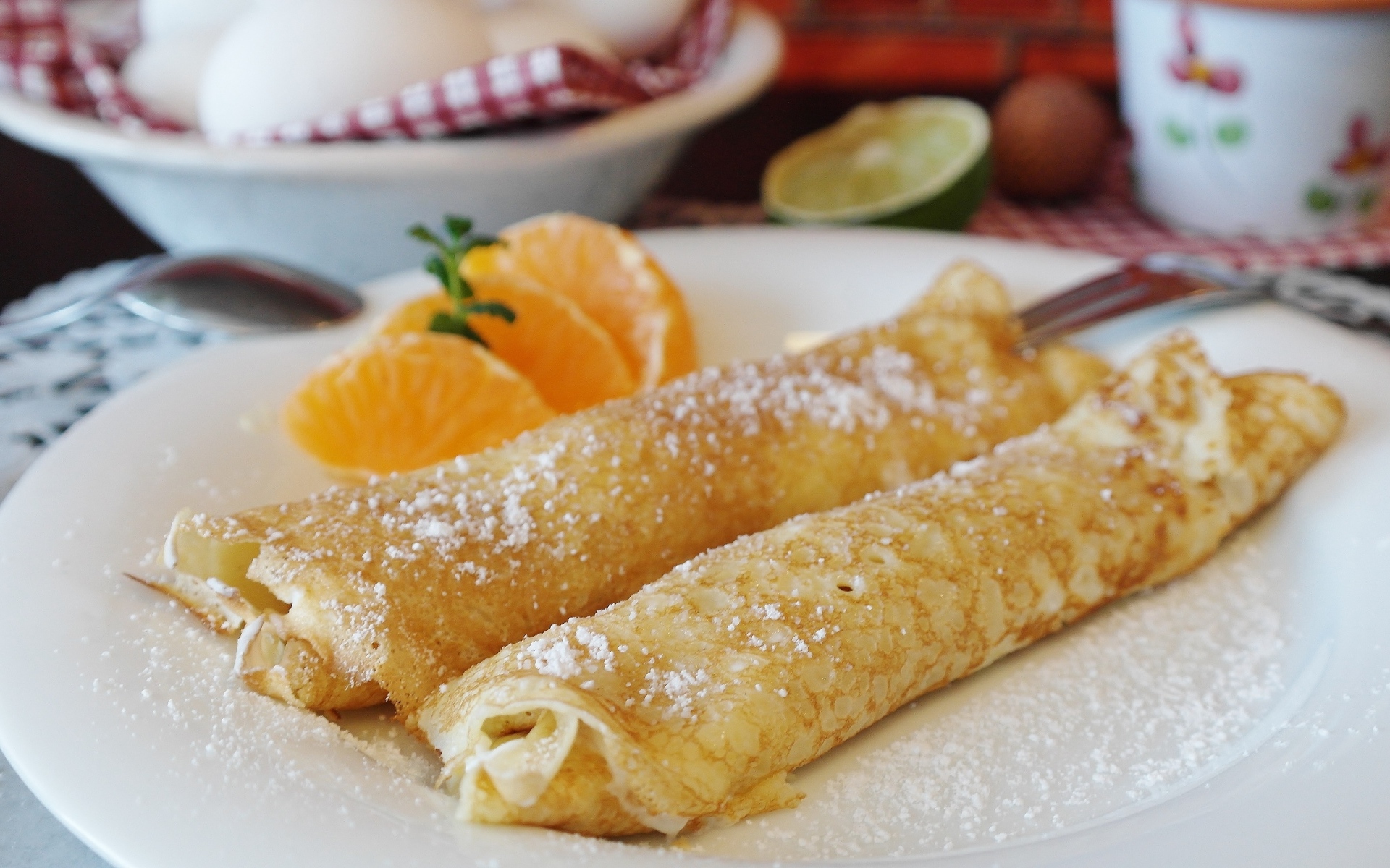 Блина на тарелке с дольками апельсина