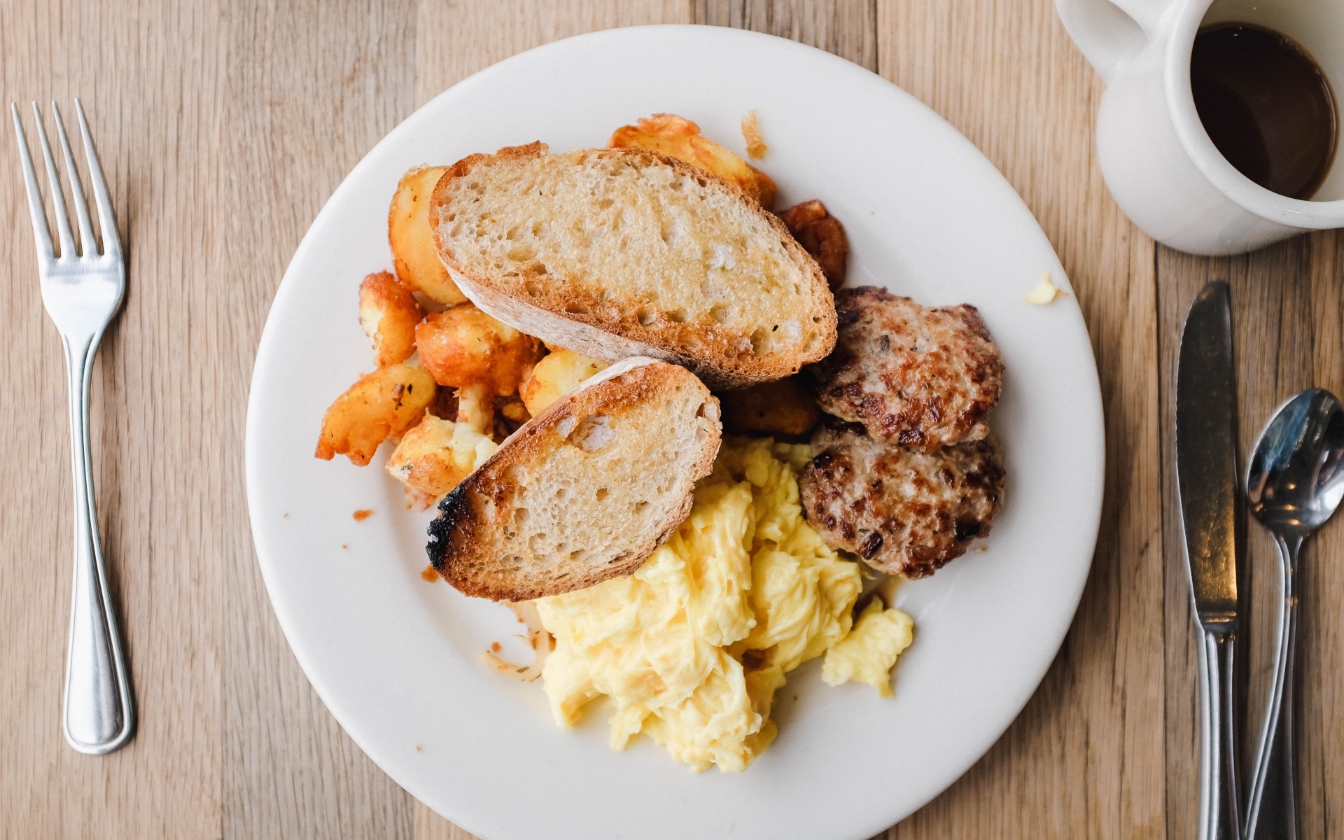 Картофель на тарелке с котлетами и гренками