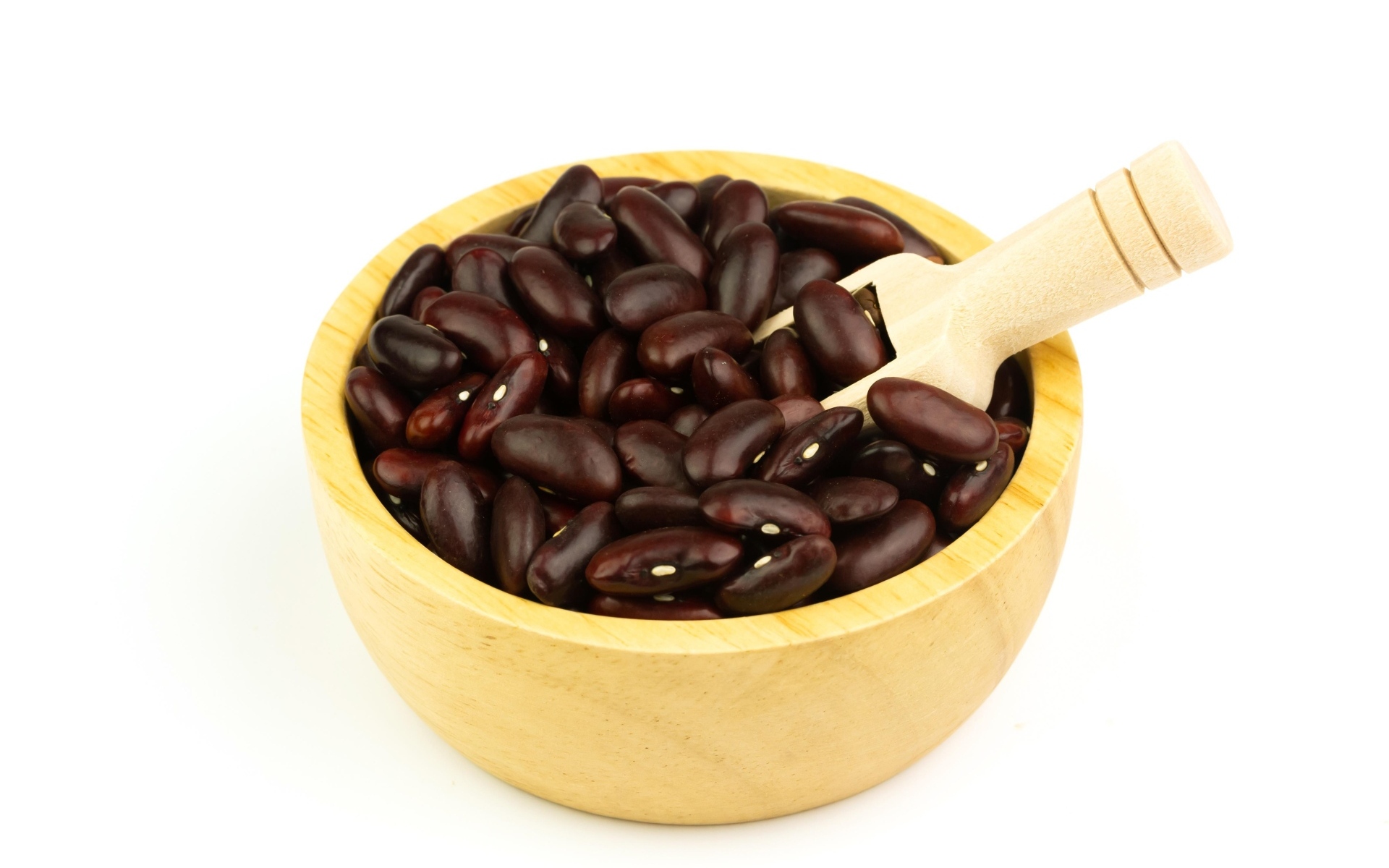 Красная фасоль на белом фоне