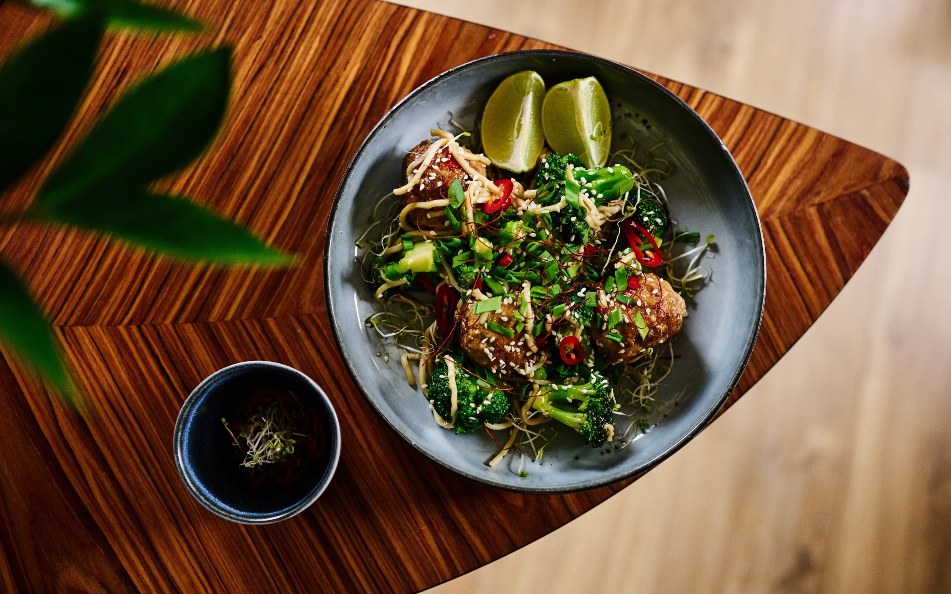 Салат на тарелке с кусочками лайма