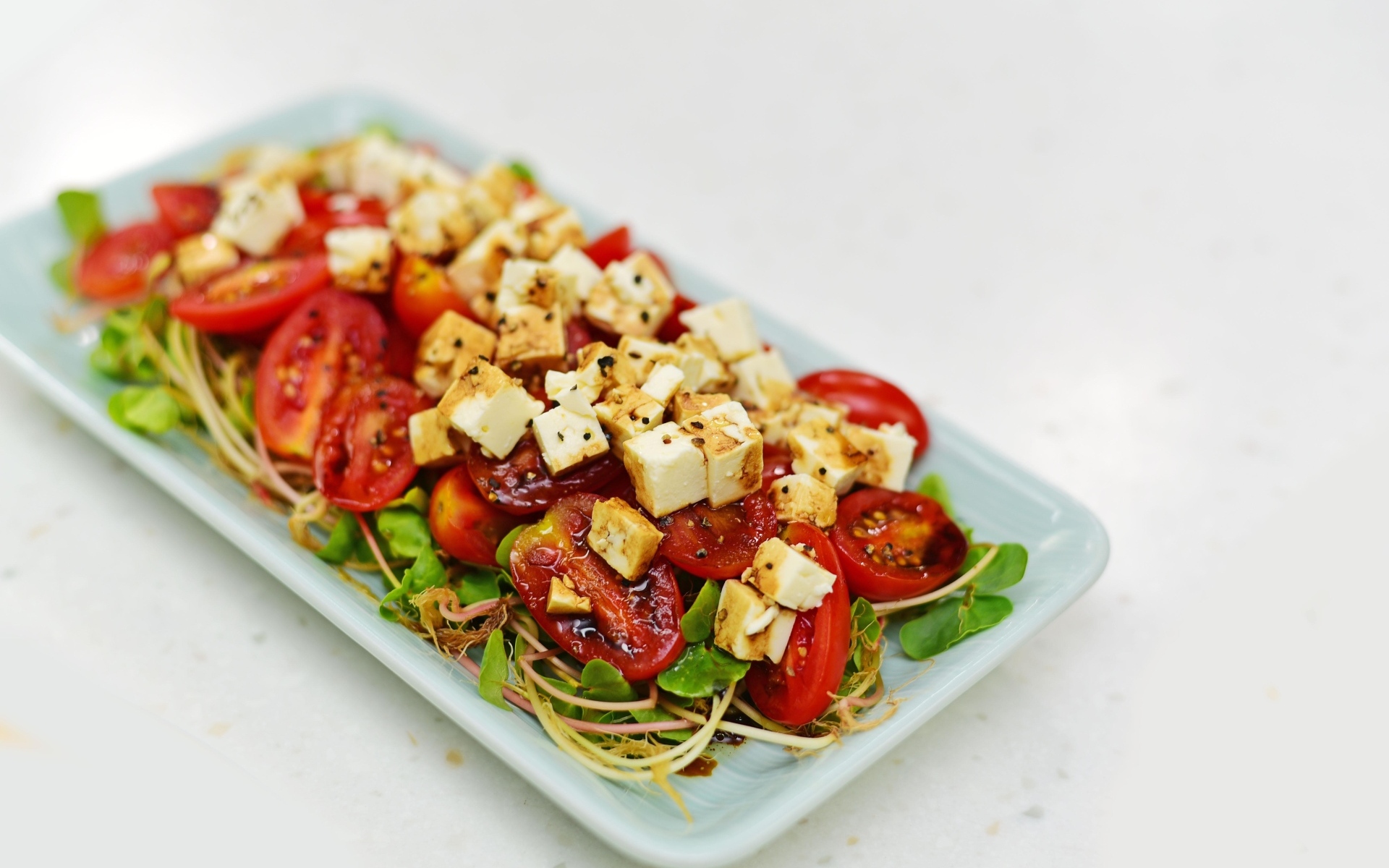 Салат с помидорами и жареным сыром