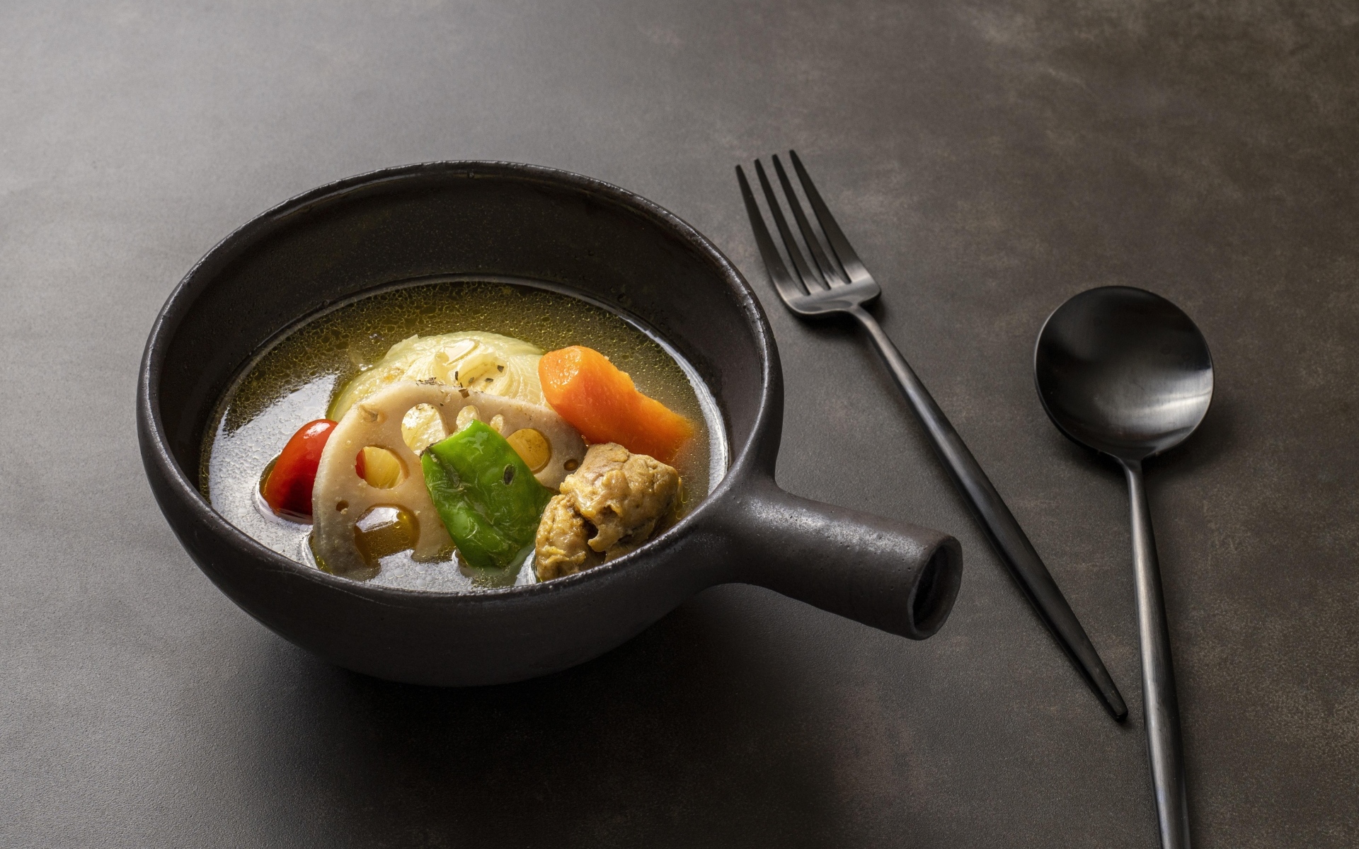 Суп саппоро с овощами на столе