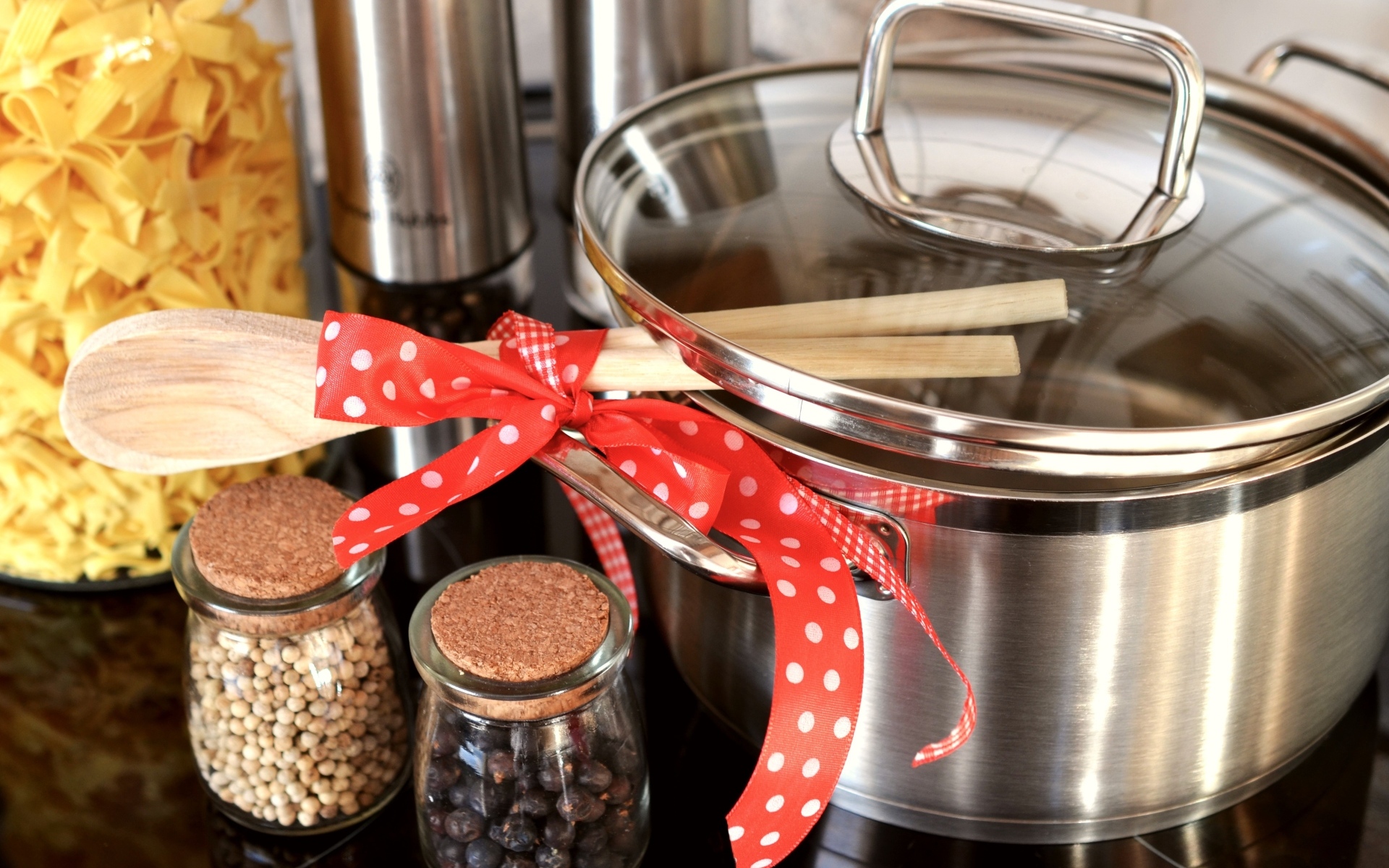 Кастрюля на столе с ложками, специями и лапшой