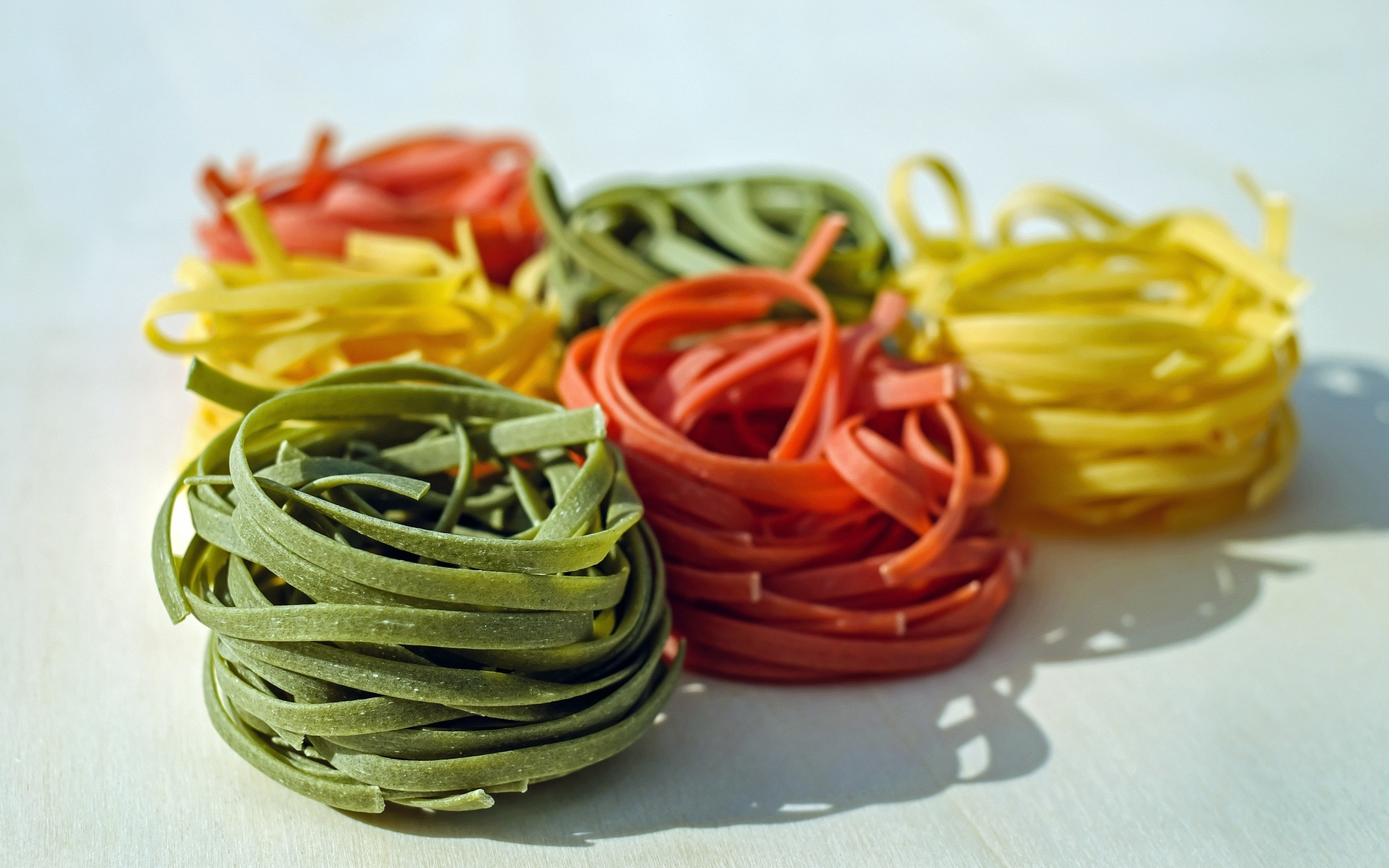 Паста тальятелле разного цвета