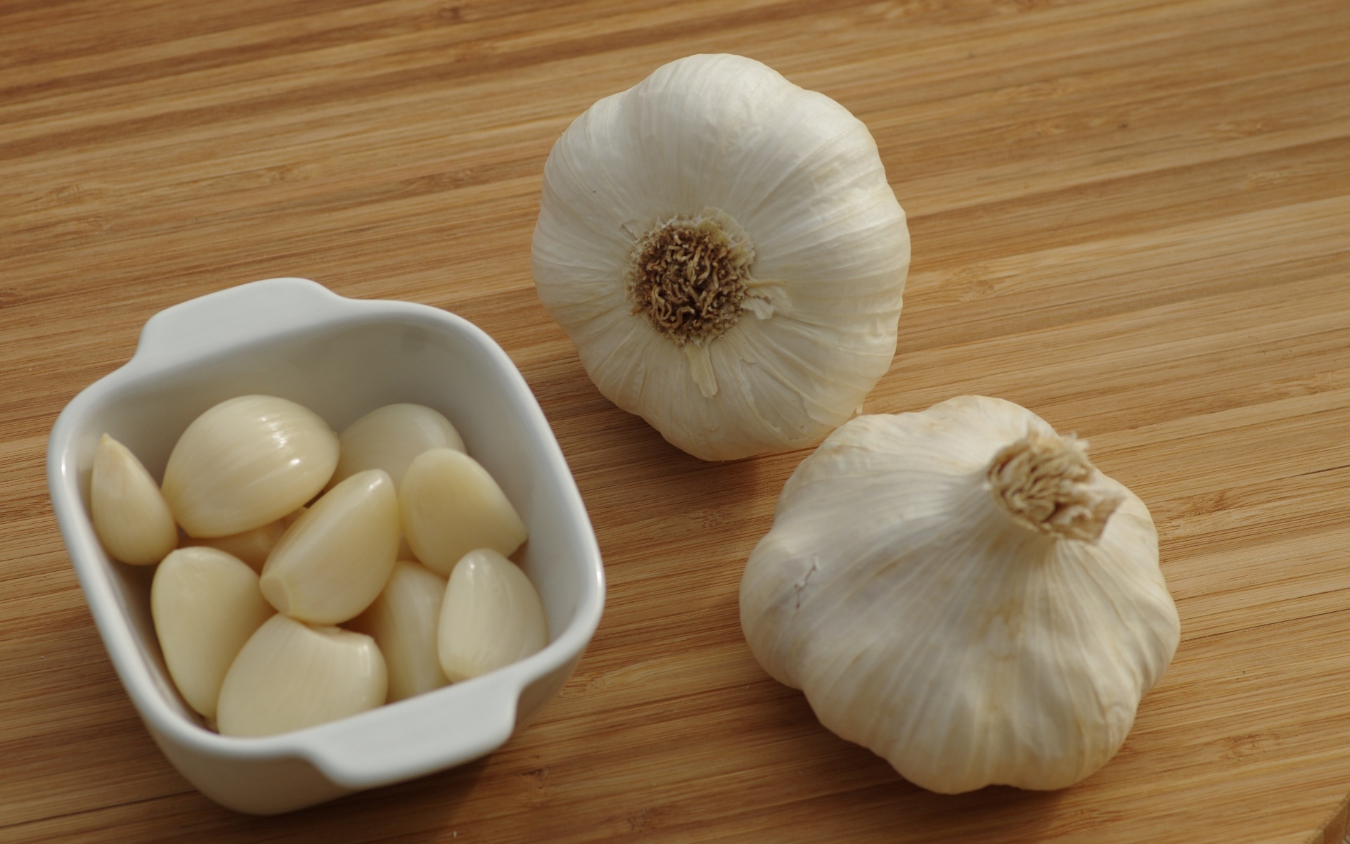 Две головки чеснока на столе 