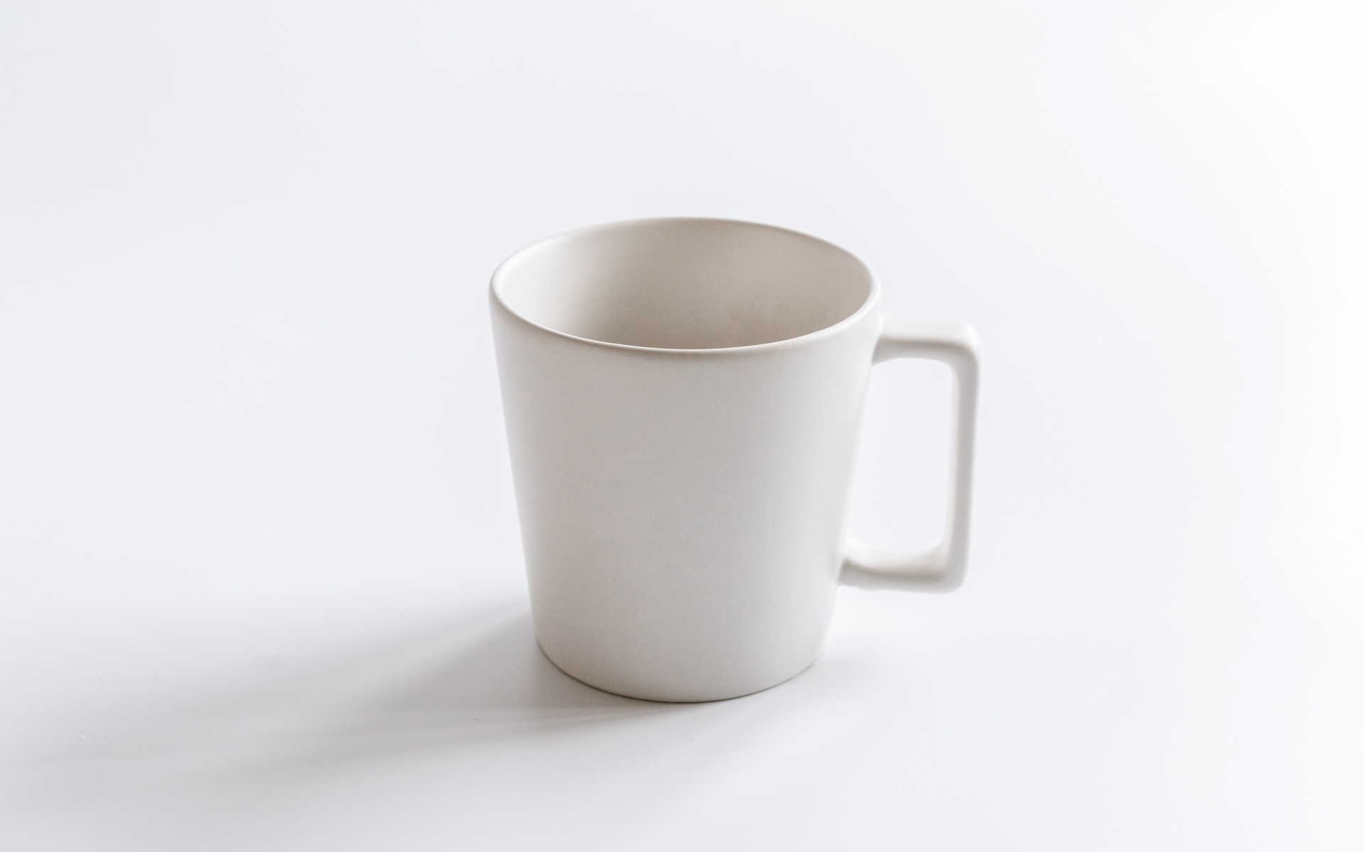 Белая кружка крупным планом