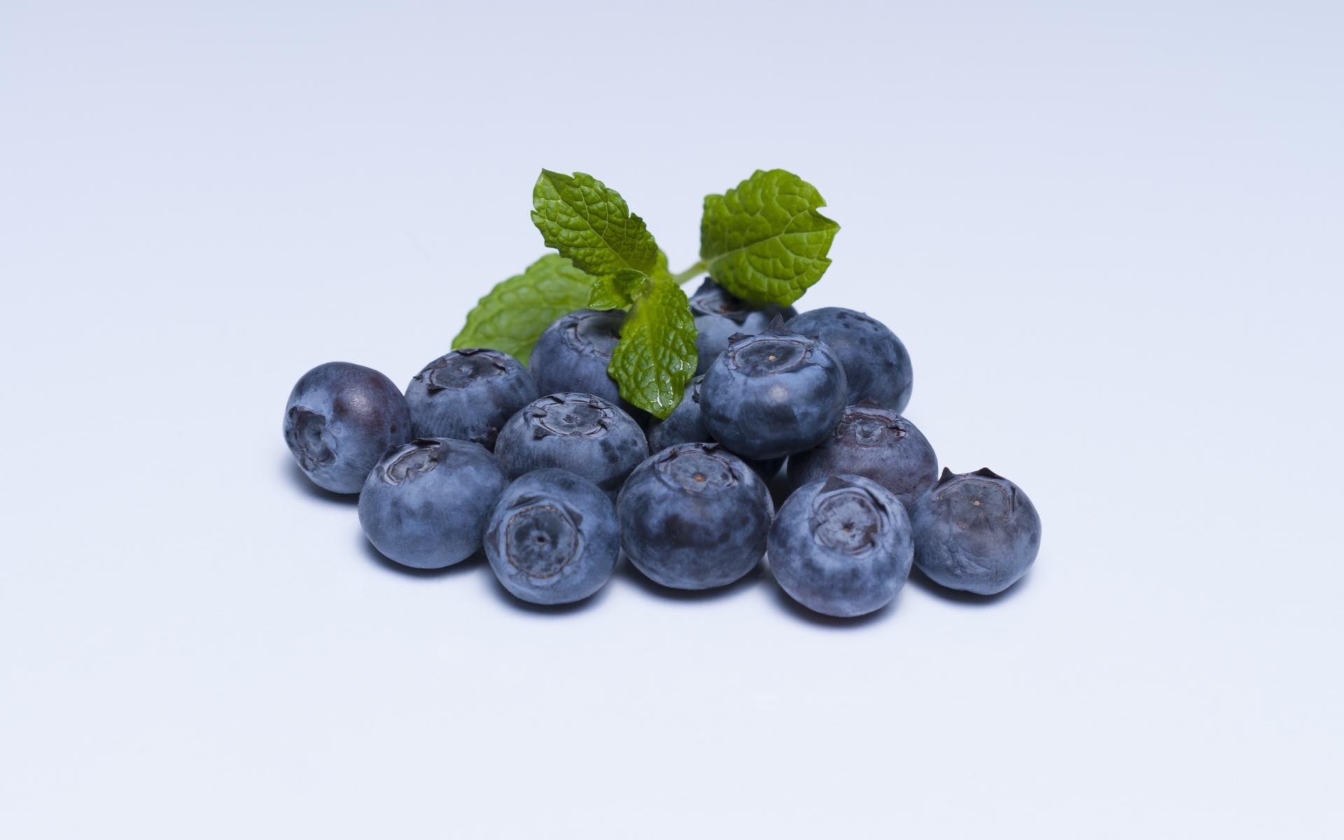 Горсть ягод черники на сером фоне