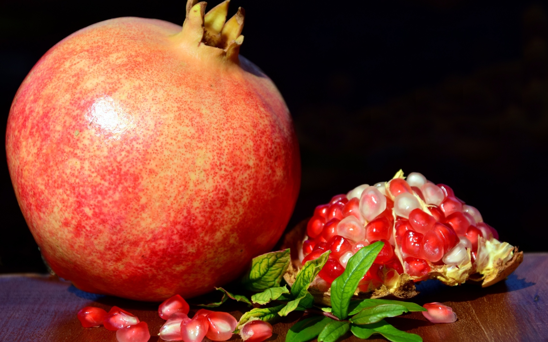 Большой спелый красный гранат крупным планом