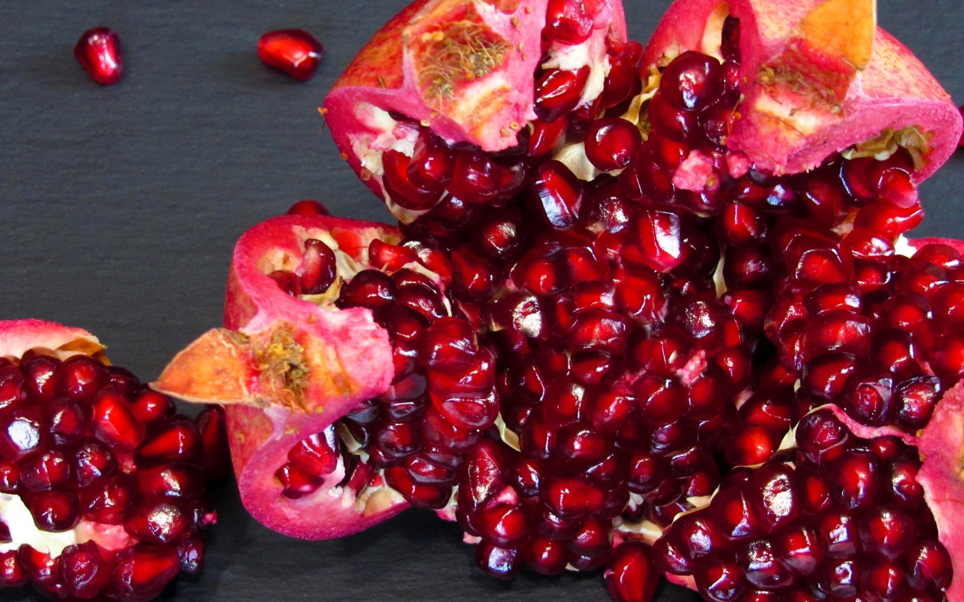 Яркие спелые красные зерна граната