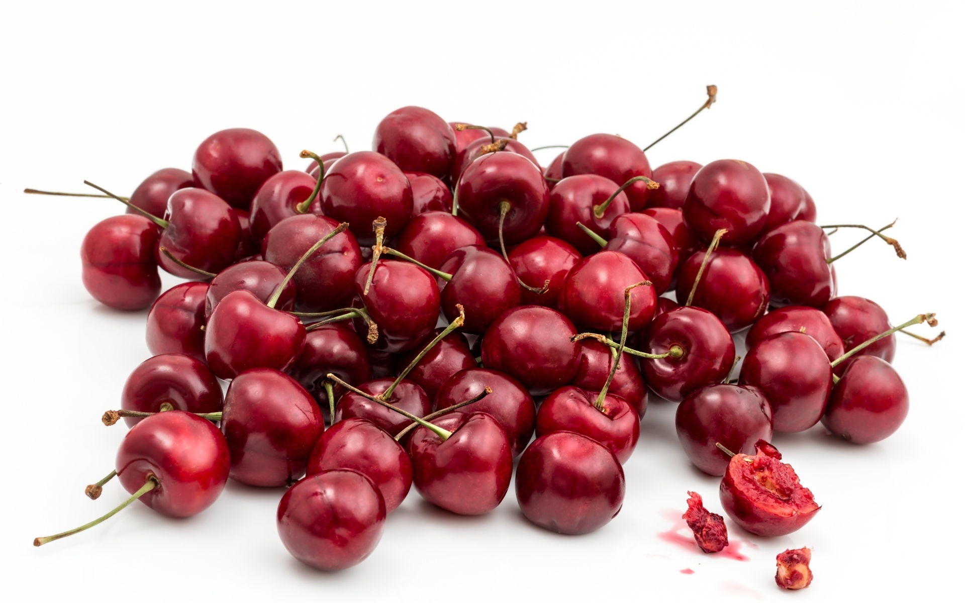 Ягоды черешни на белом фоне крупным планом