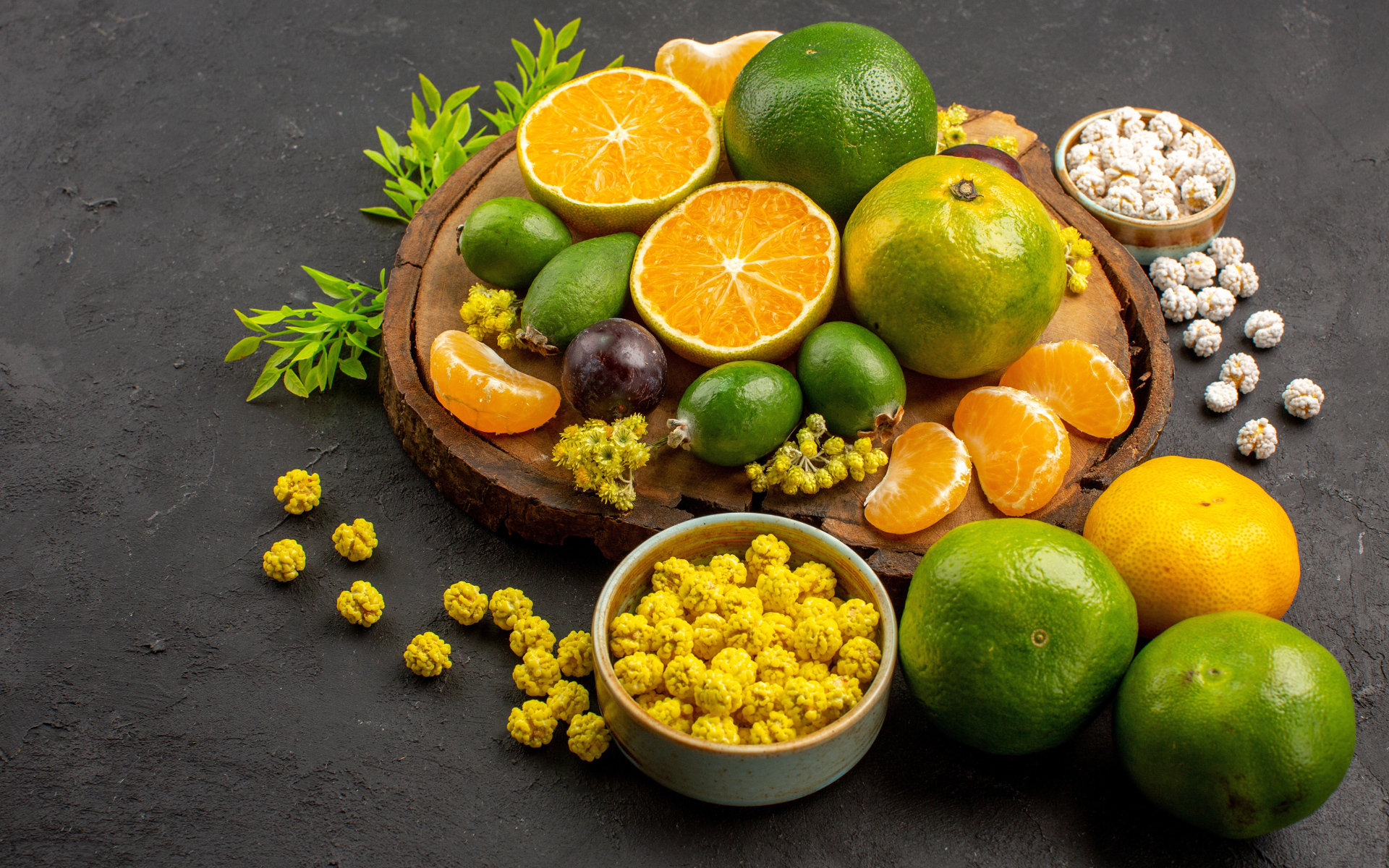 Цитрусовые ароматные фрукты на столе  с конфетами