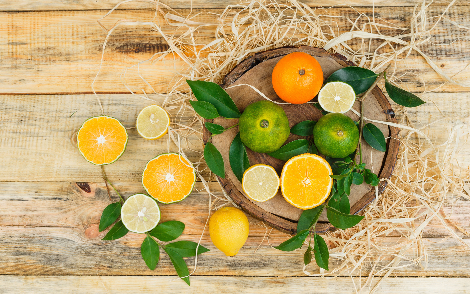 Цитрусовые кислые фрукты на столе