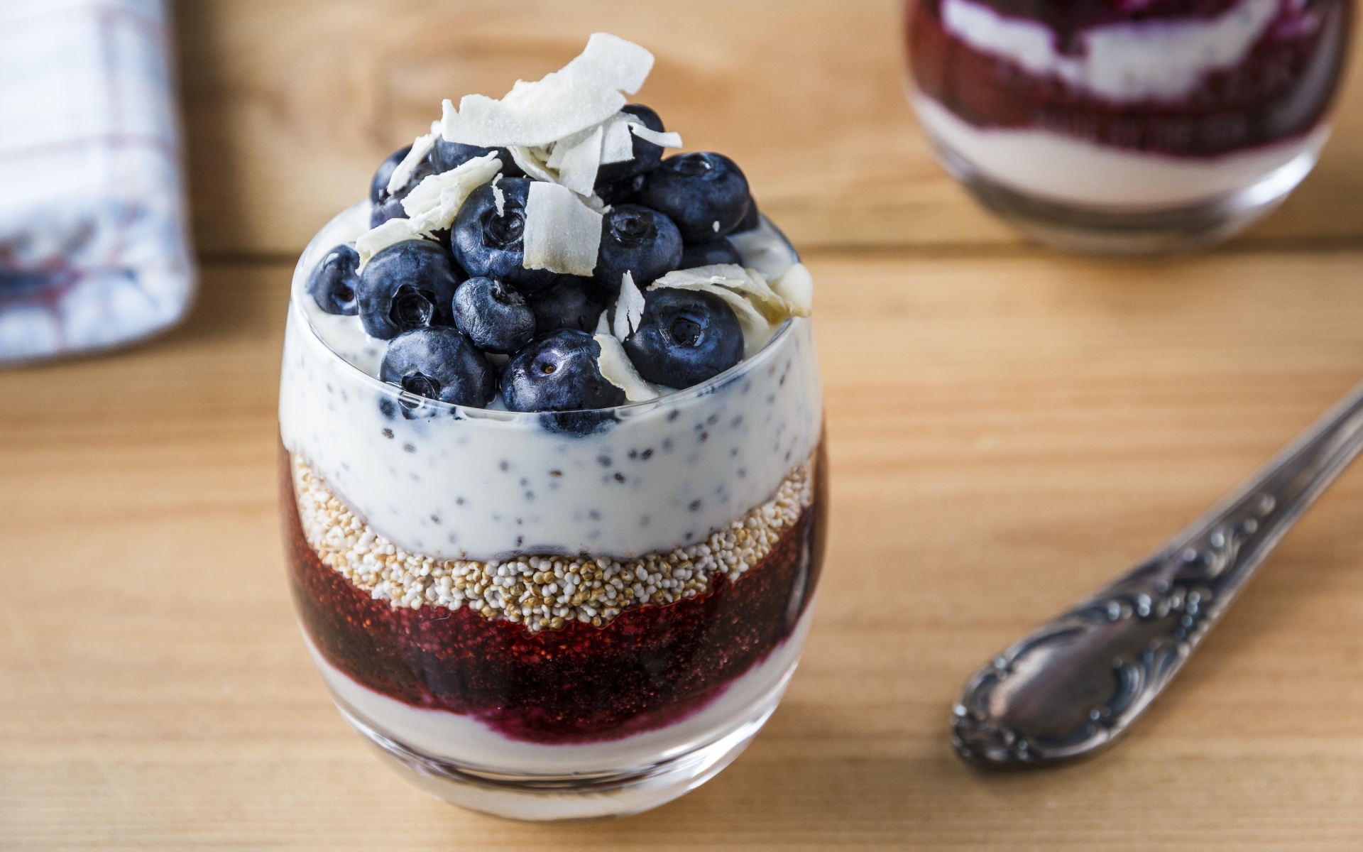 Десерт с ягодами черники в стакане на завтрак