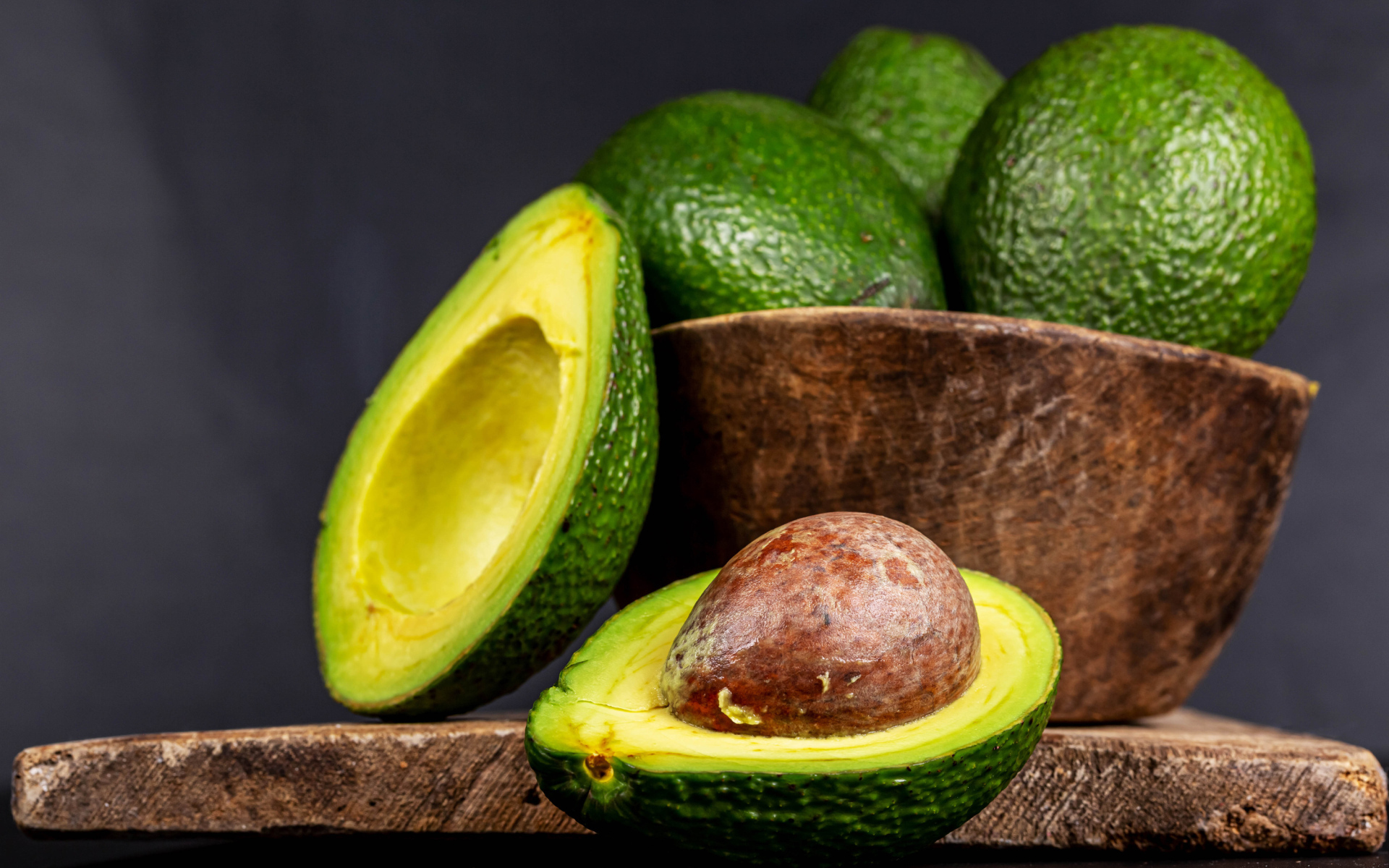 Зеленый авокадо на столе