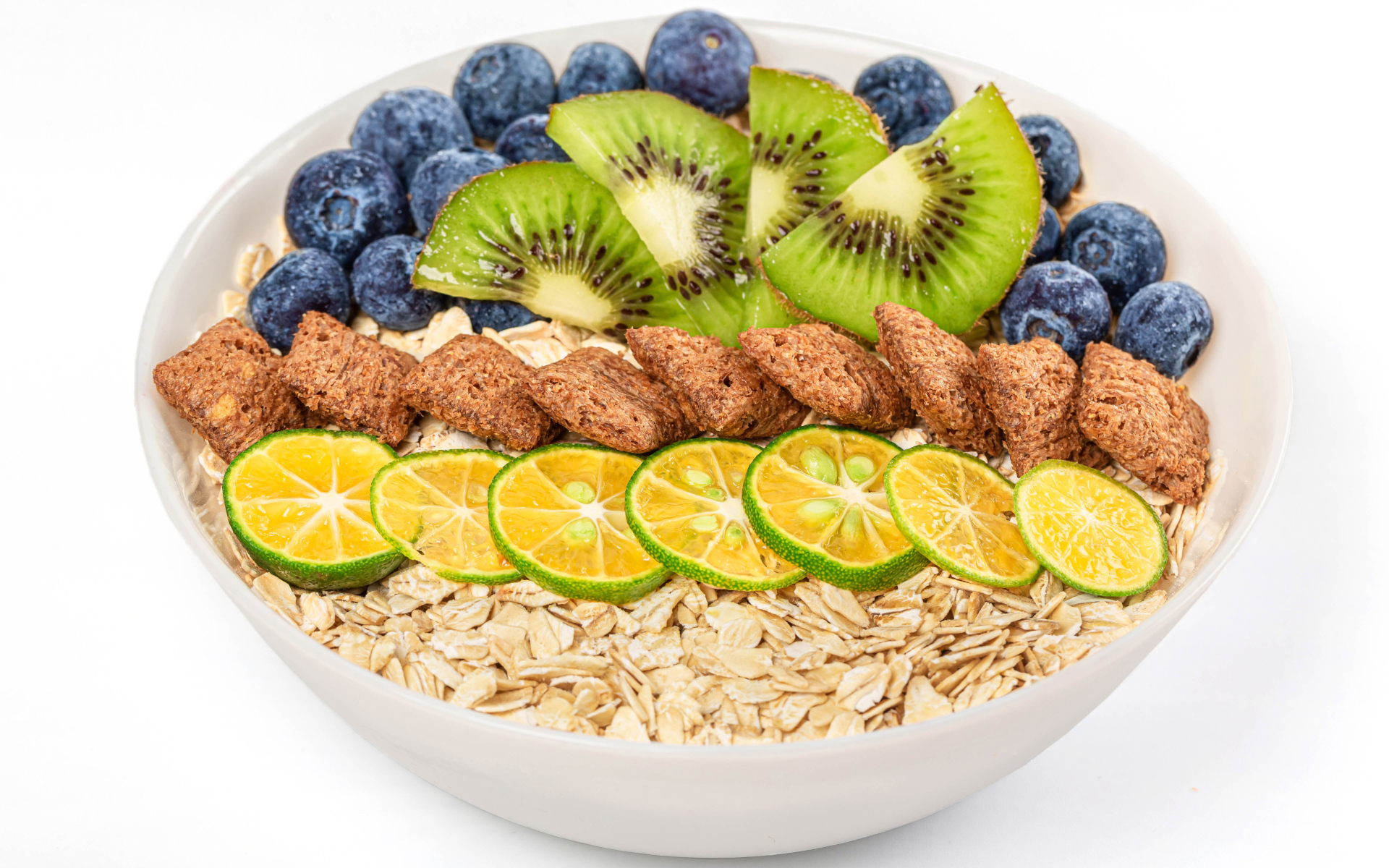 Овсяные хлопья с ягодами в белой тарелке