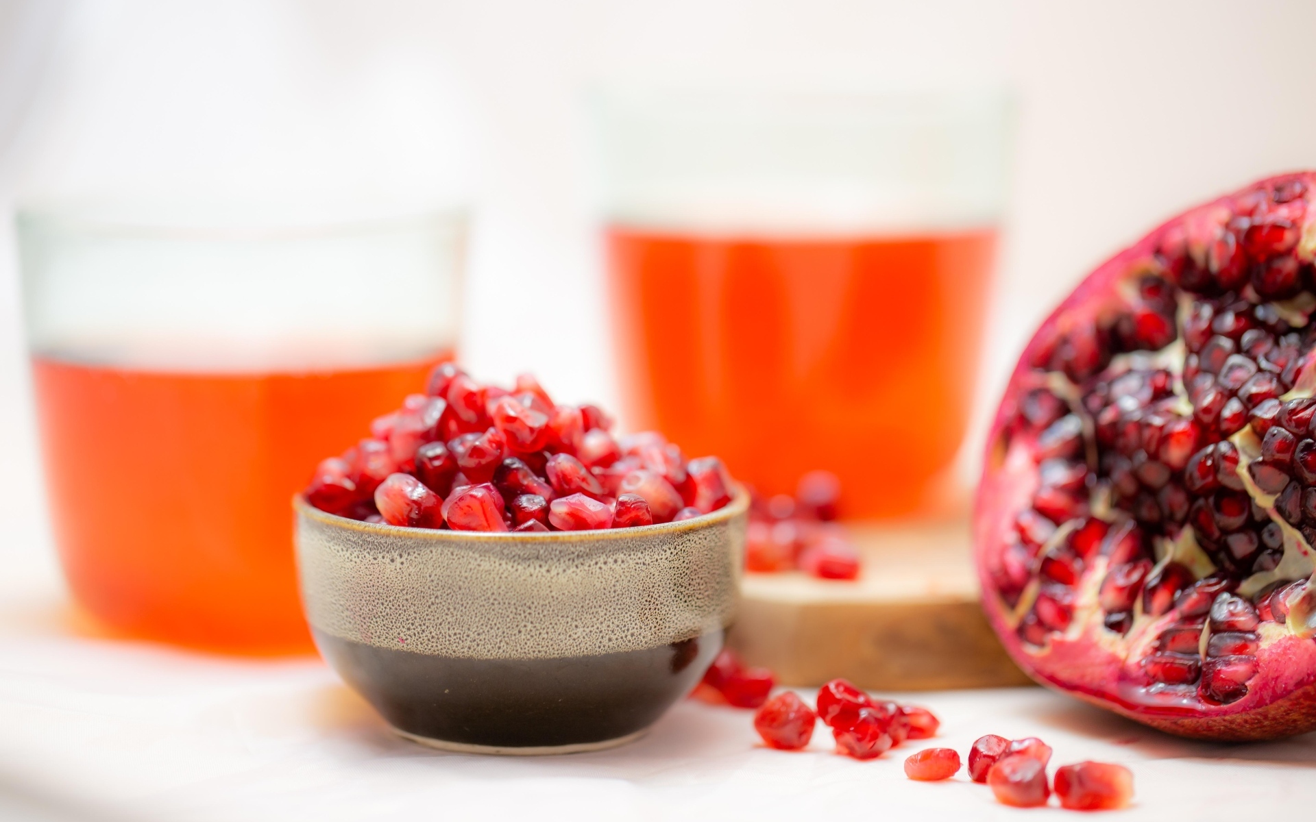 Очищенный красный гранат на столе