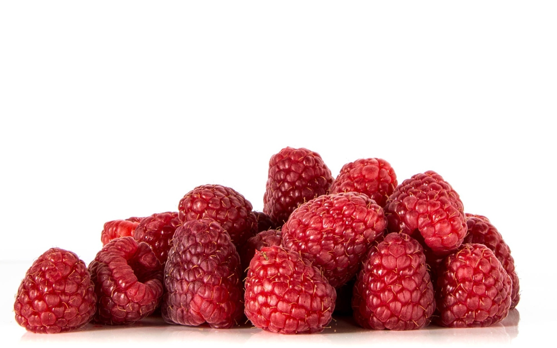 Спелые красные ягоды малины на белом фоне