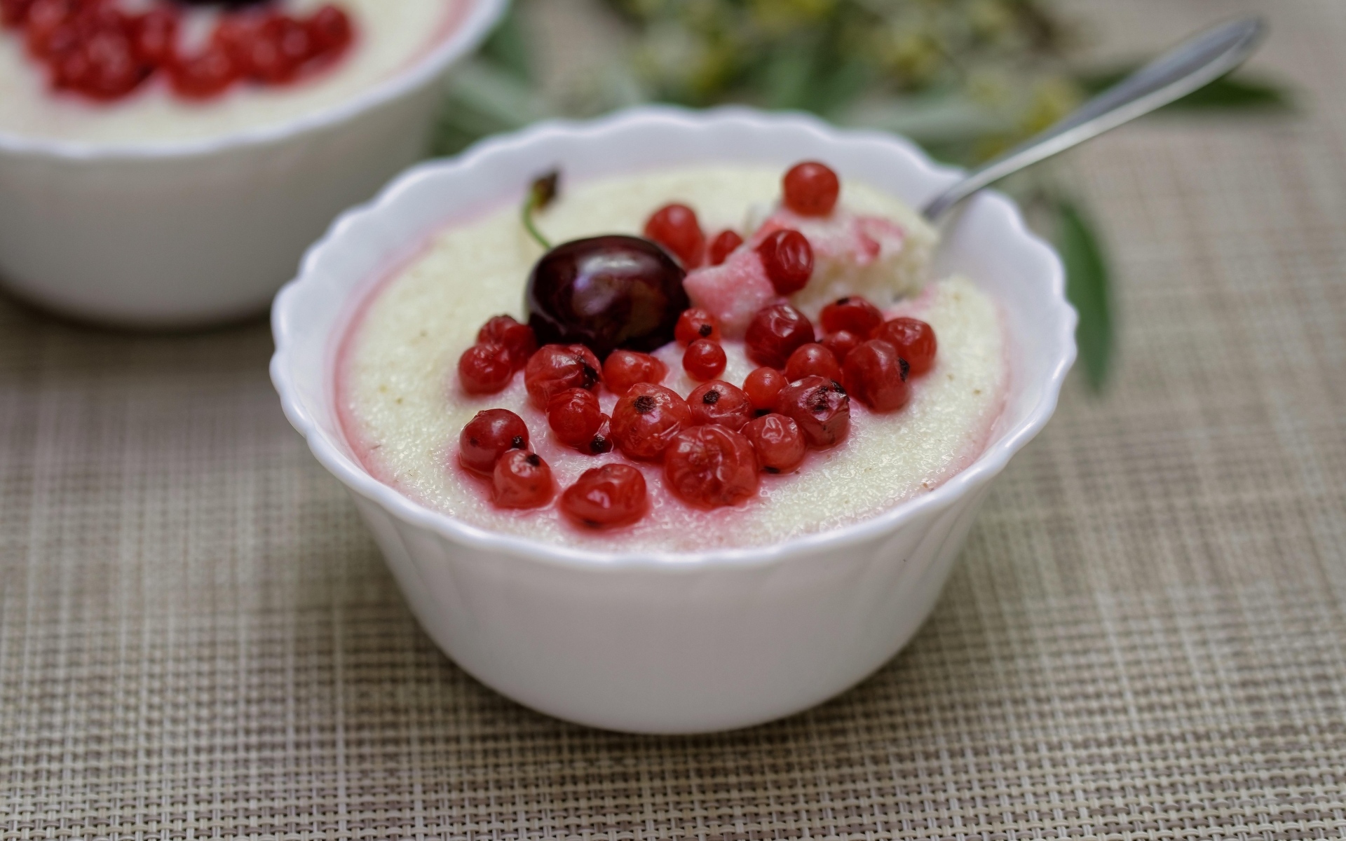 Манная каша в тарелке с ягодами