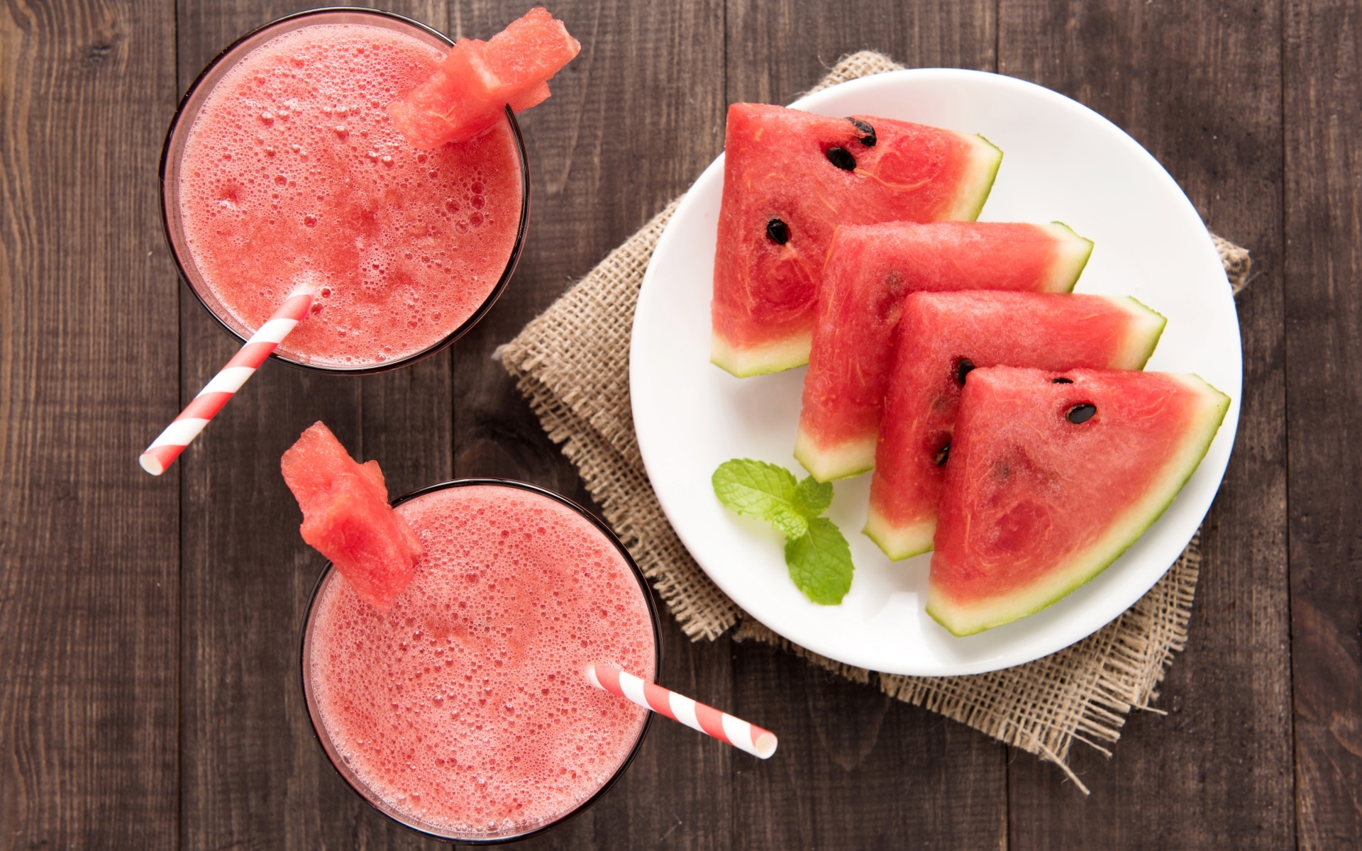 Кусочки арбуза на столе с соком