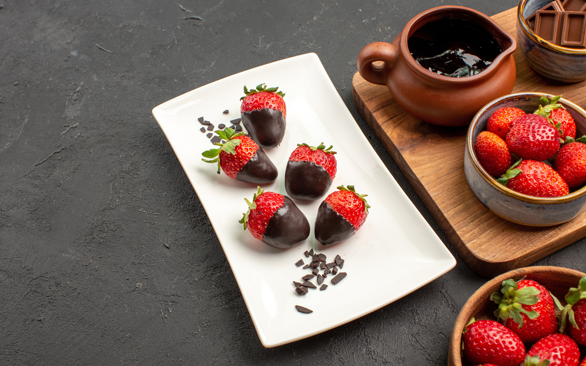 Клубника в шоколаде на белой тарелке