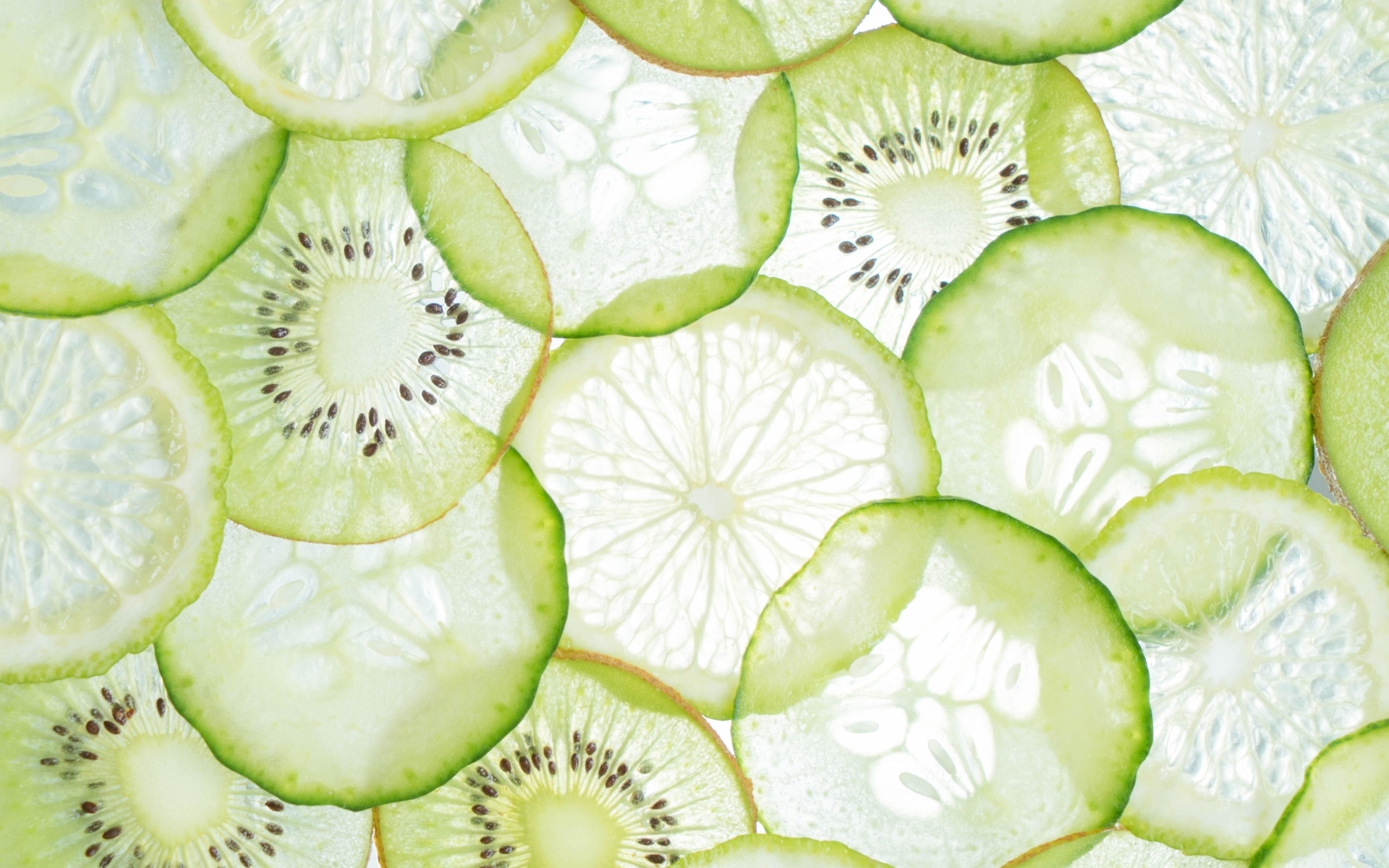 Тонкие кружочки киви, лимона и огурца