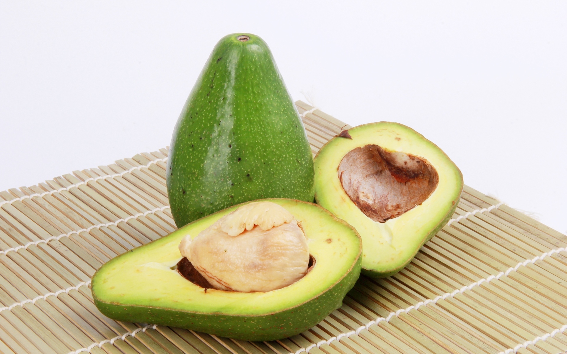 Два зеленых авокадо на столе