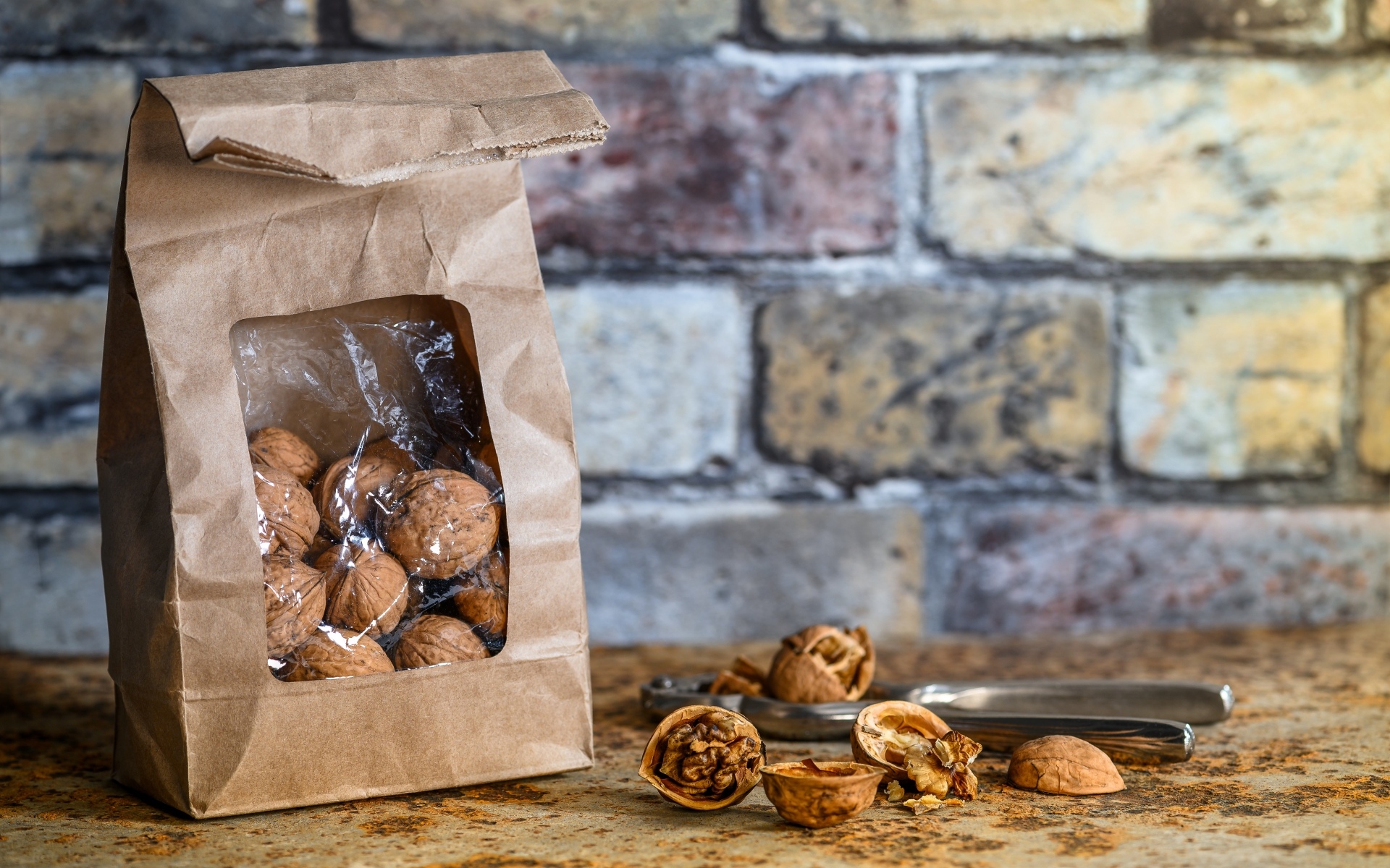 Грецкие орехи в пакете у стены