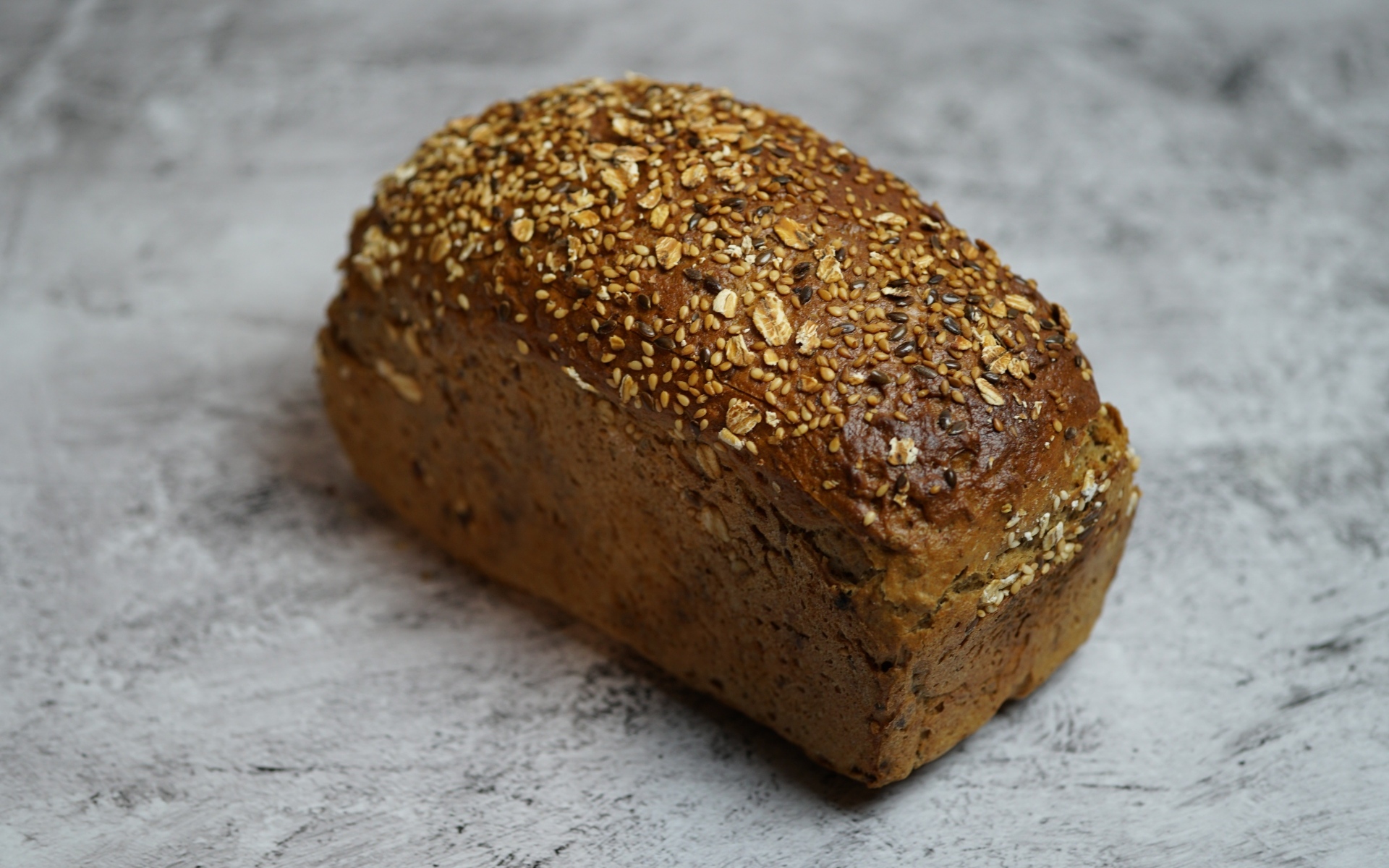 Буханка хлеба с семенами