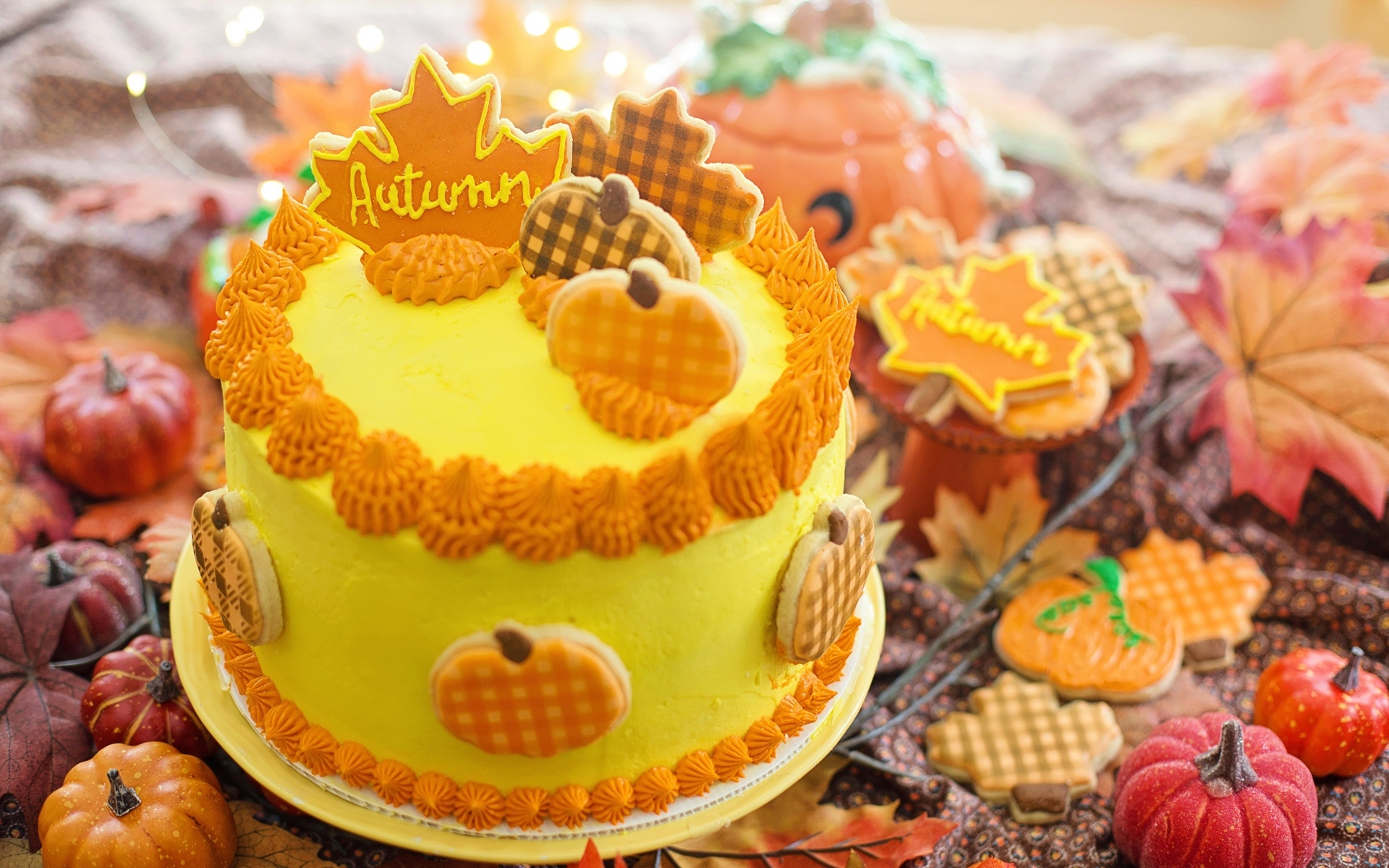Аппетитный торт с осенним украшением