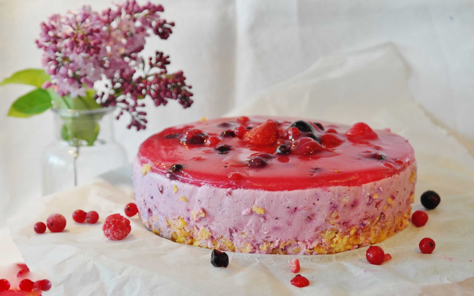 Ягодный торт суфле на столе с сиренью 