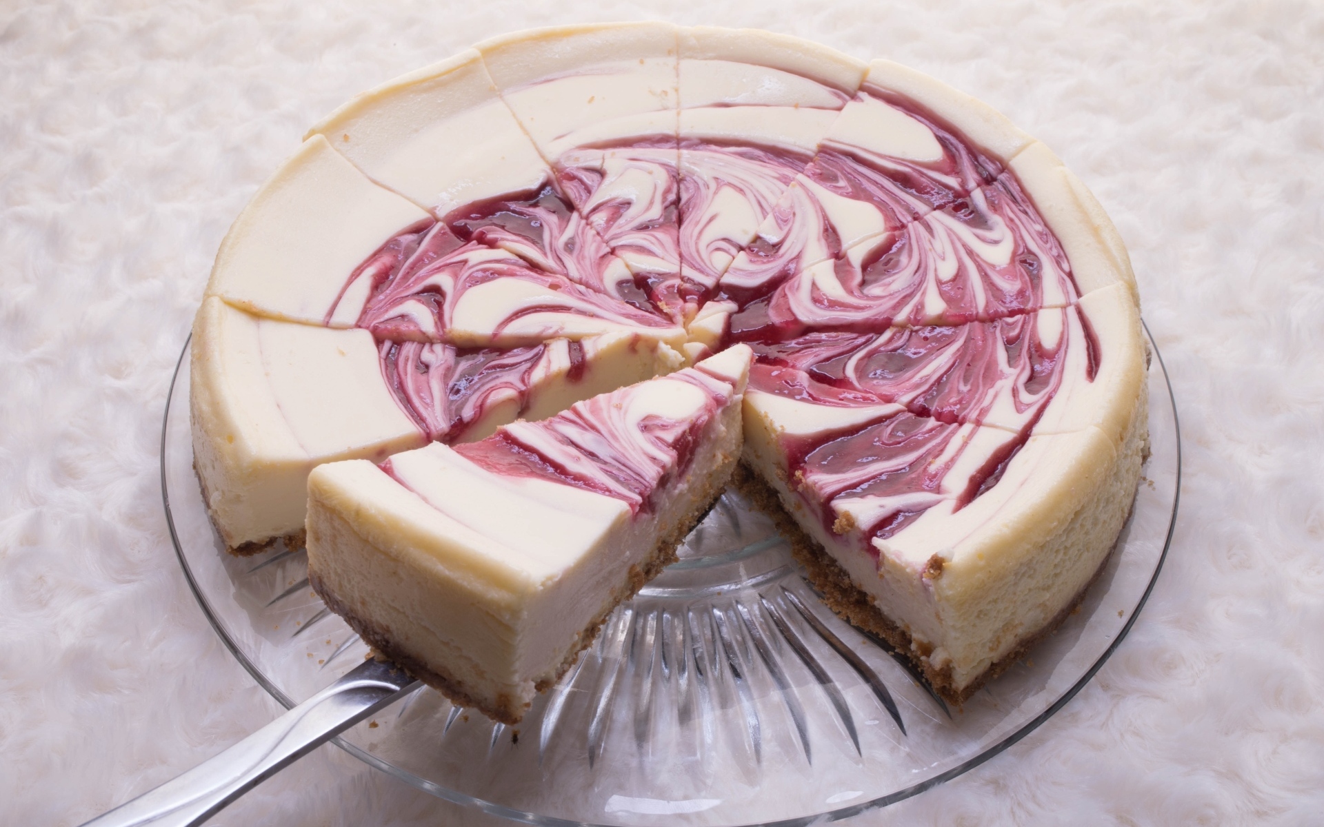 Пирог чизкейк нарезан кусками
