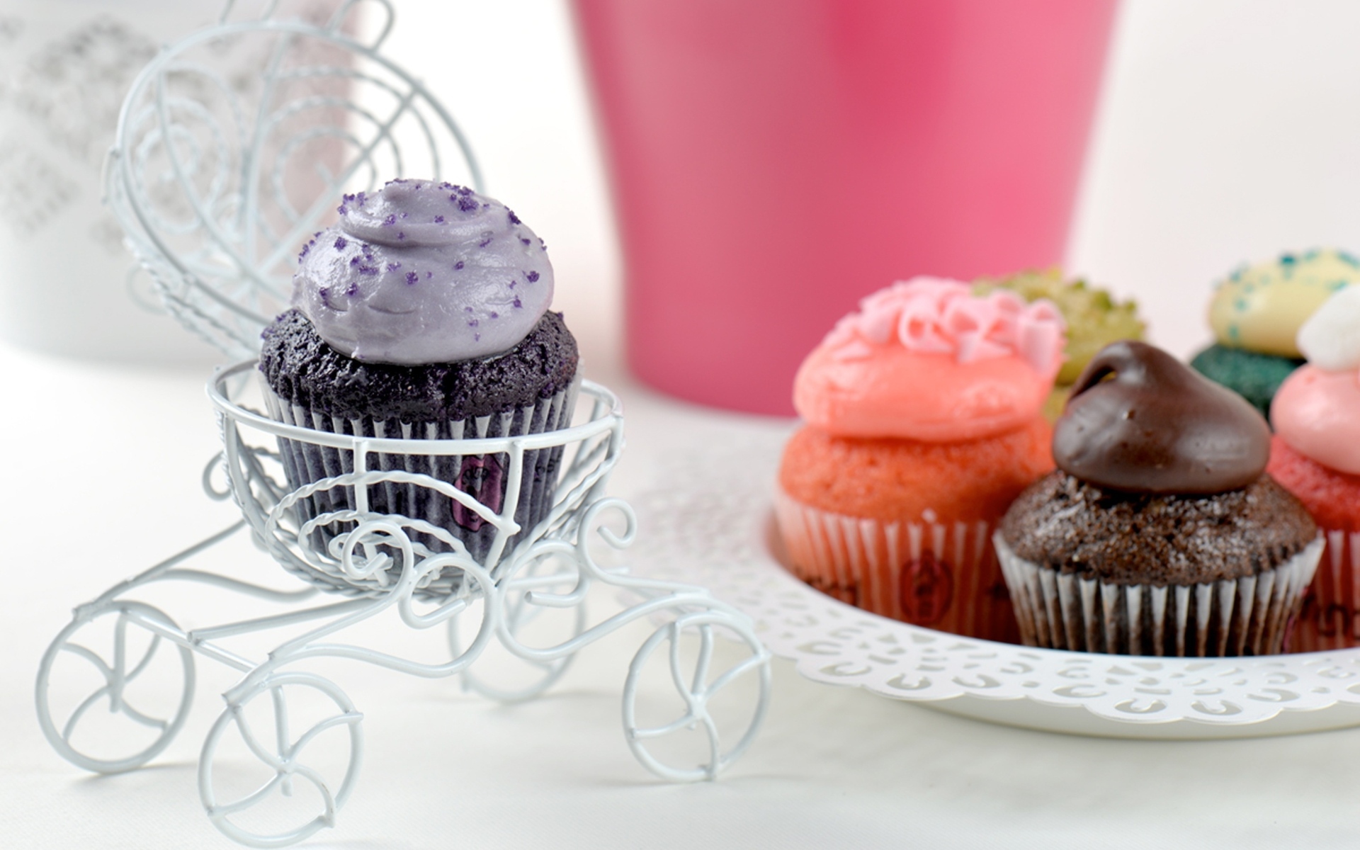 Шоколадные капкейки с разноцветным кремом