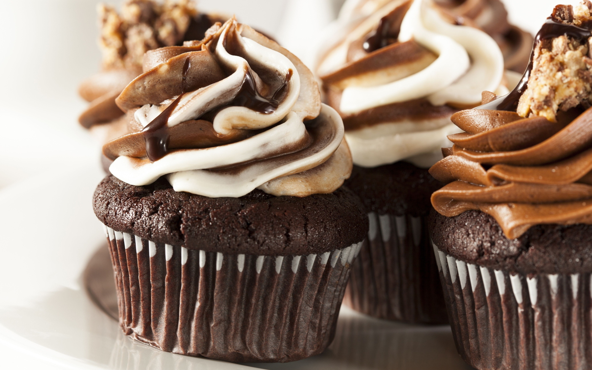 Шоколадные кексы  с кремом крупным планом