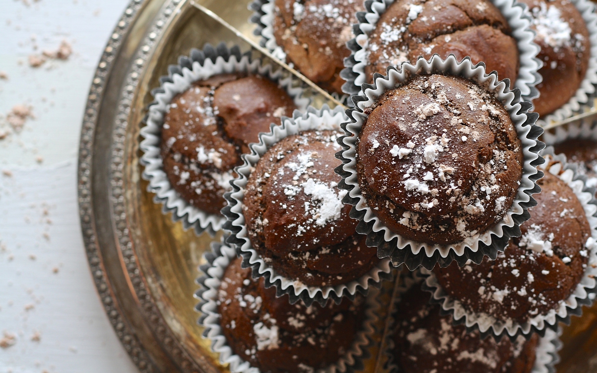 Шоколадные кексы с сахарной пудрой