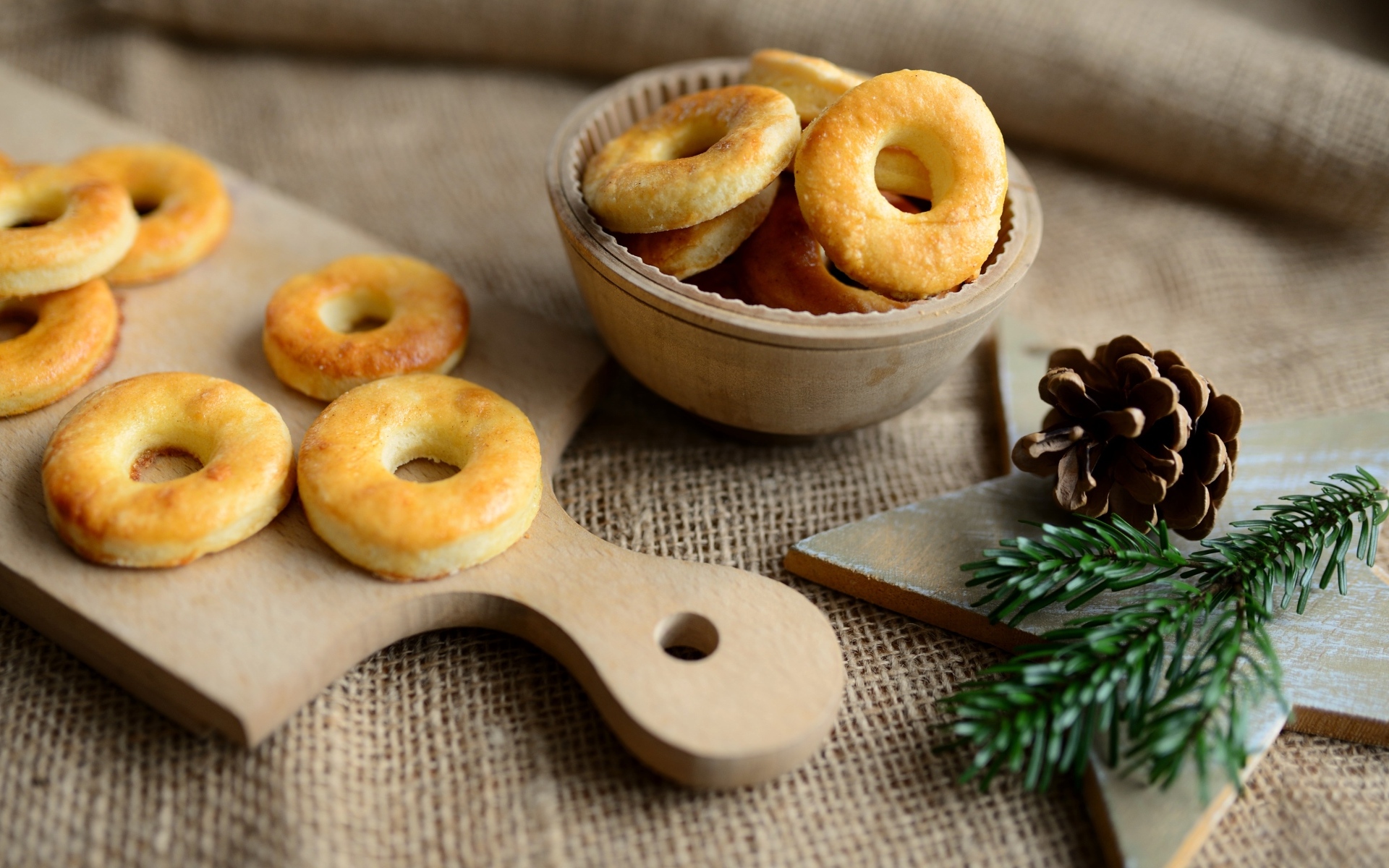 Печенье на столе с шишкой и еловой веткой