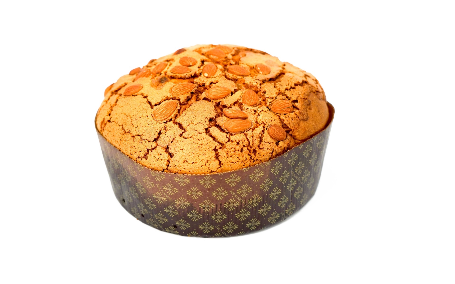 Кекс с миндальными орехами на белом фоне