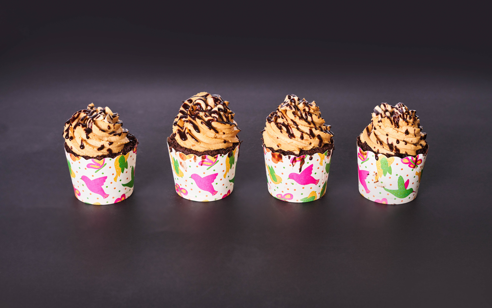 Кексы с кремом на сером столе