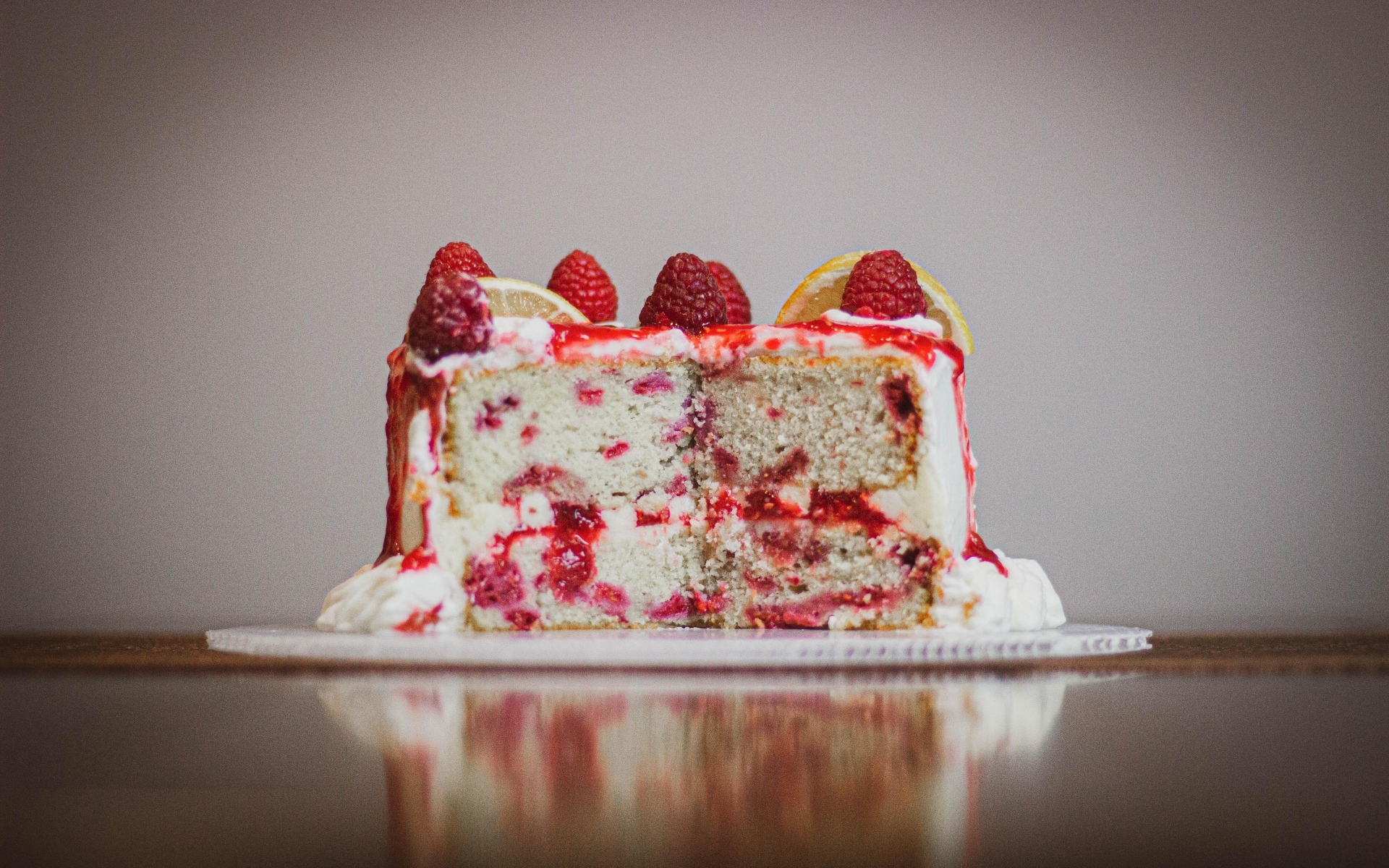 Вкусный торт с ягодами малины и лимоном