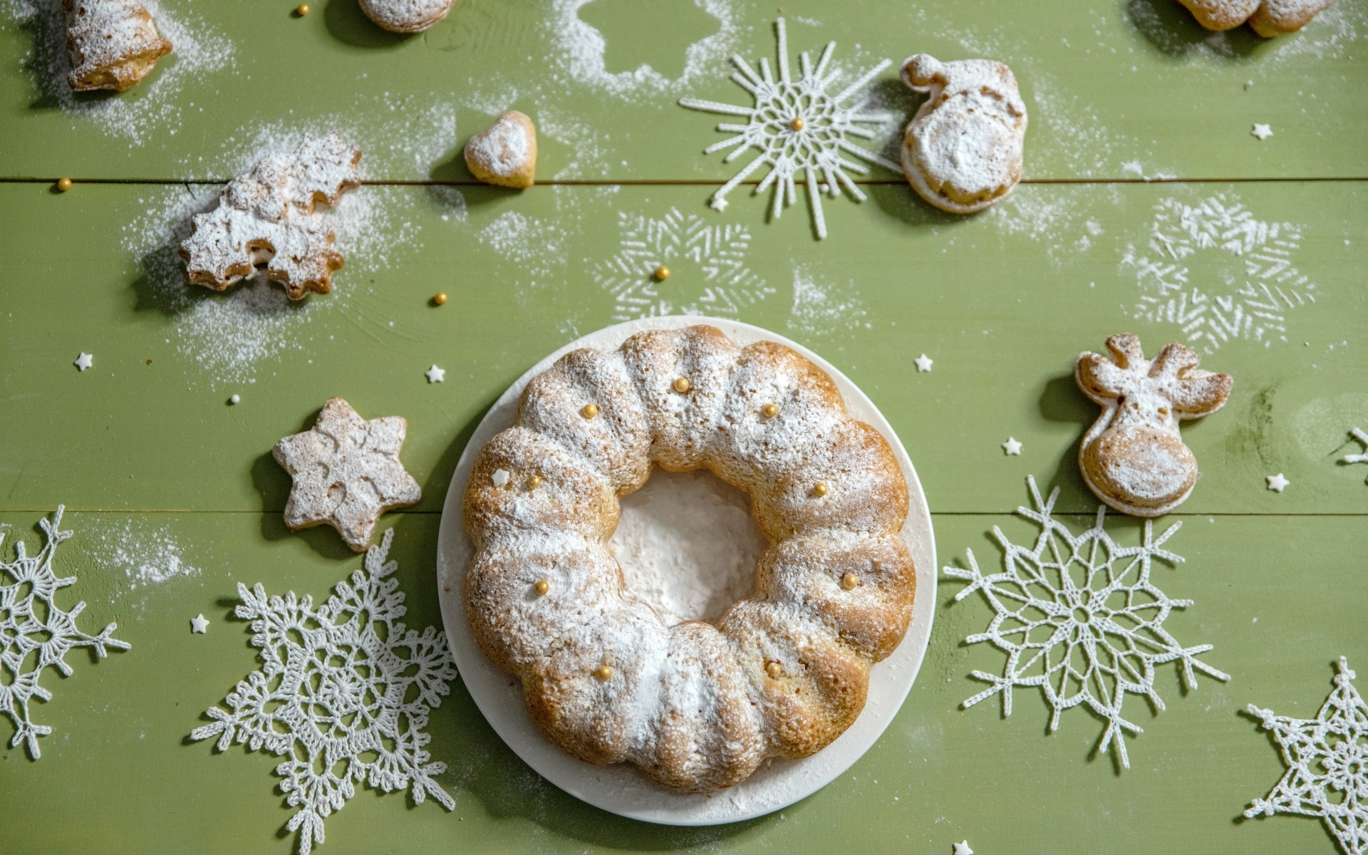 Вкусный сладкий рождественский кекс с сахарной пудрой