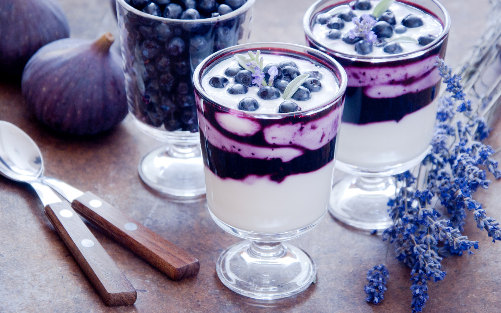 Десерт с ягодами черники и инжиром