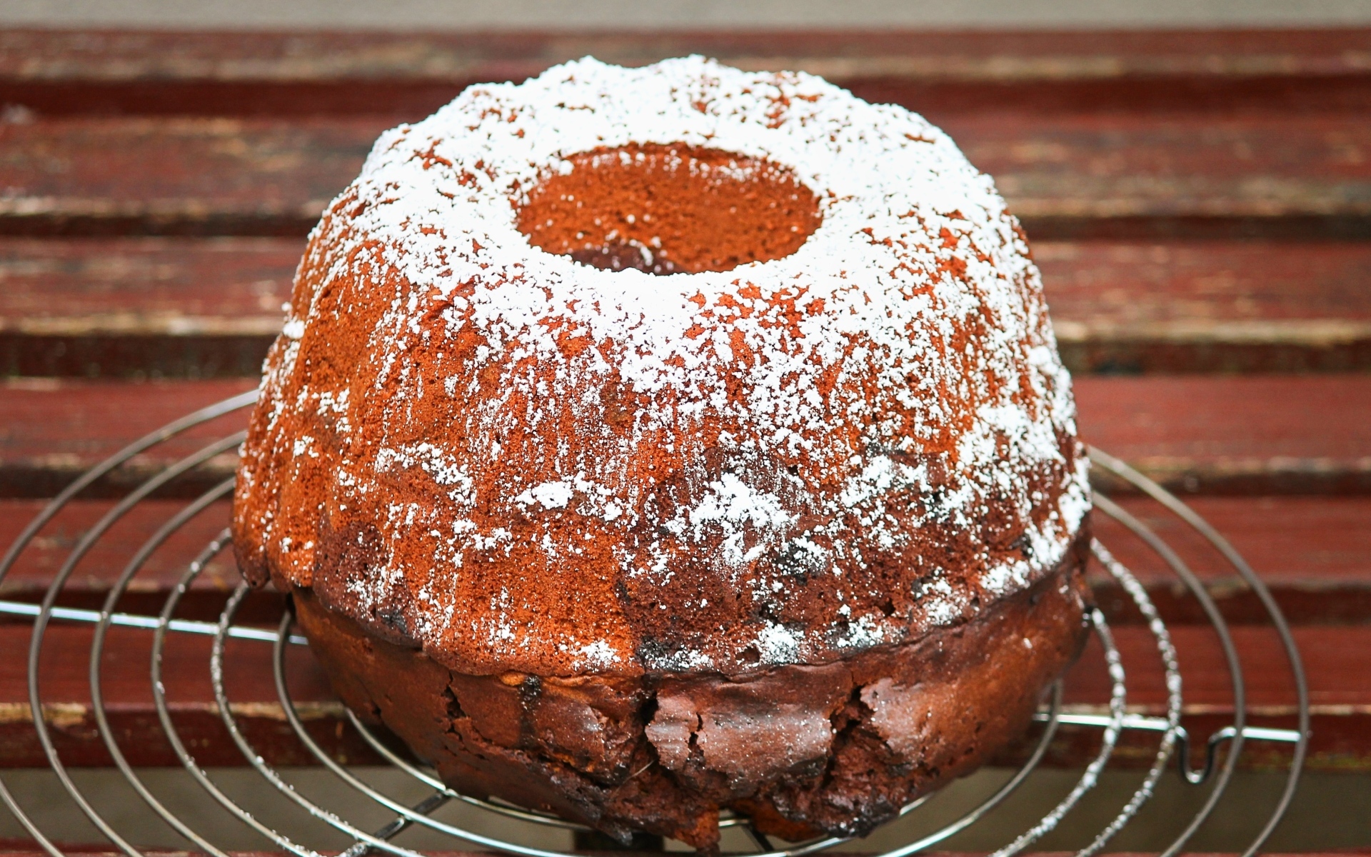 Большой кекс с сахарной пудрой