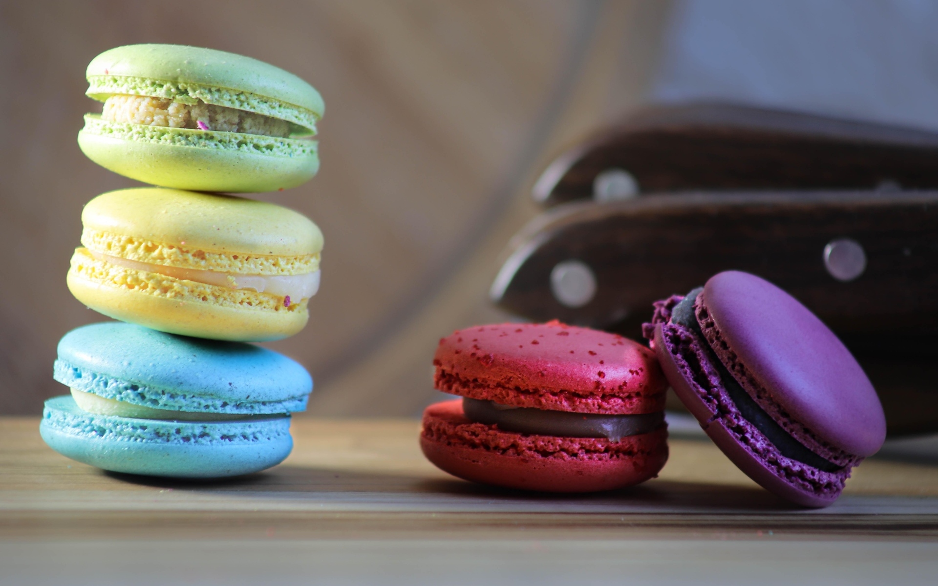 Разноцветный десерт макаронс на столе 