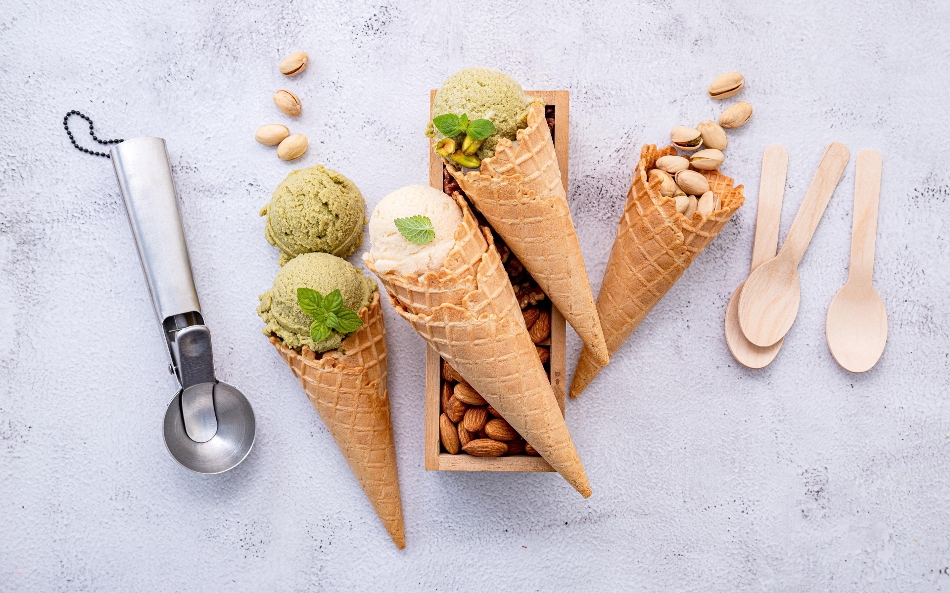 Фисташковое и миндальное мороженое в вафельном рожке