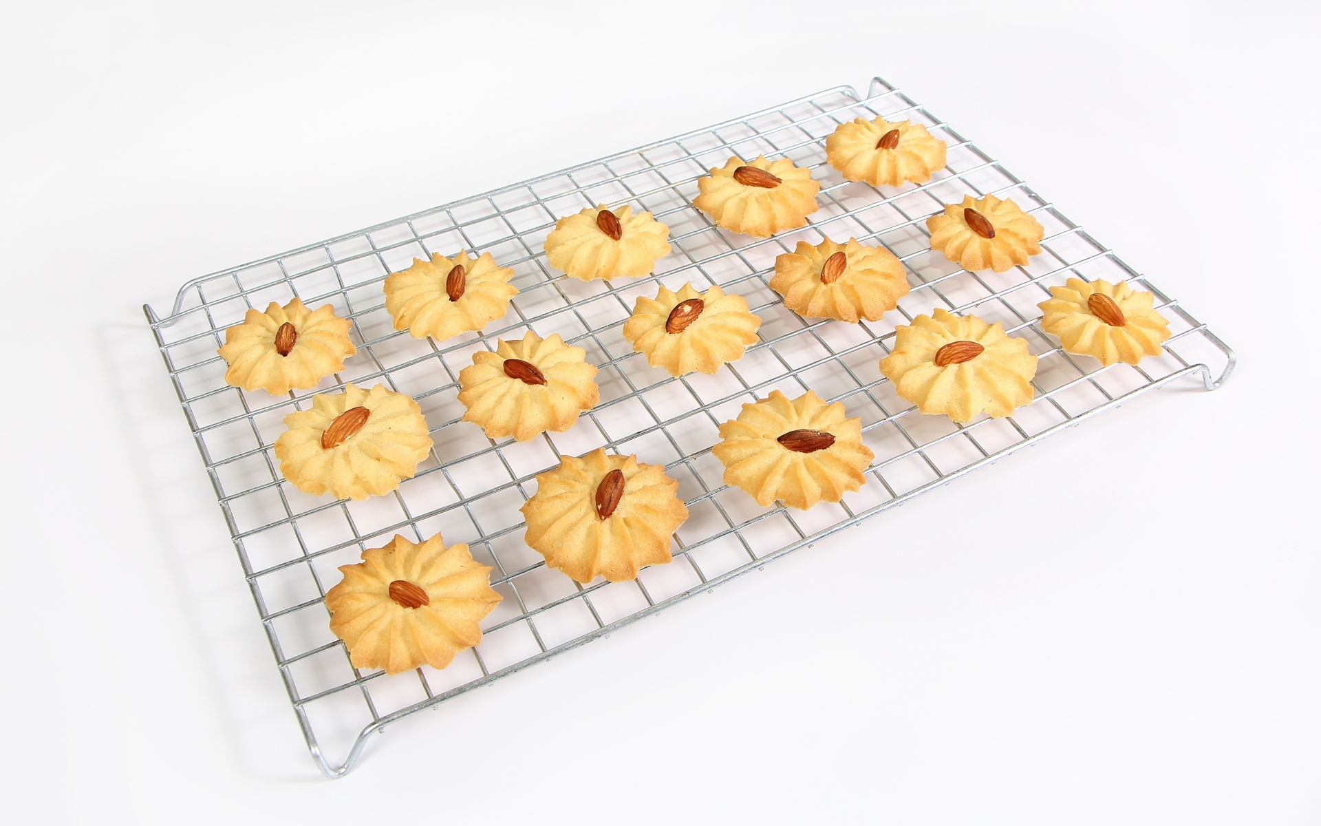 Сладкое печенье с миндальным орехом на белом фоне